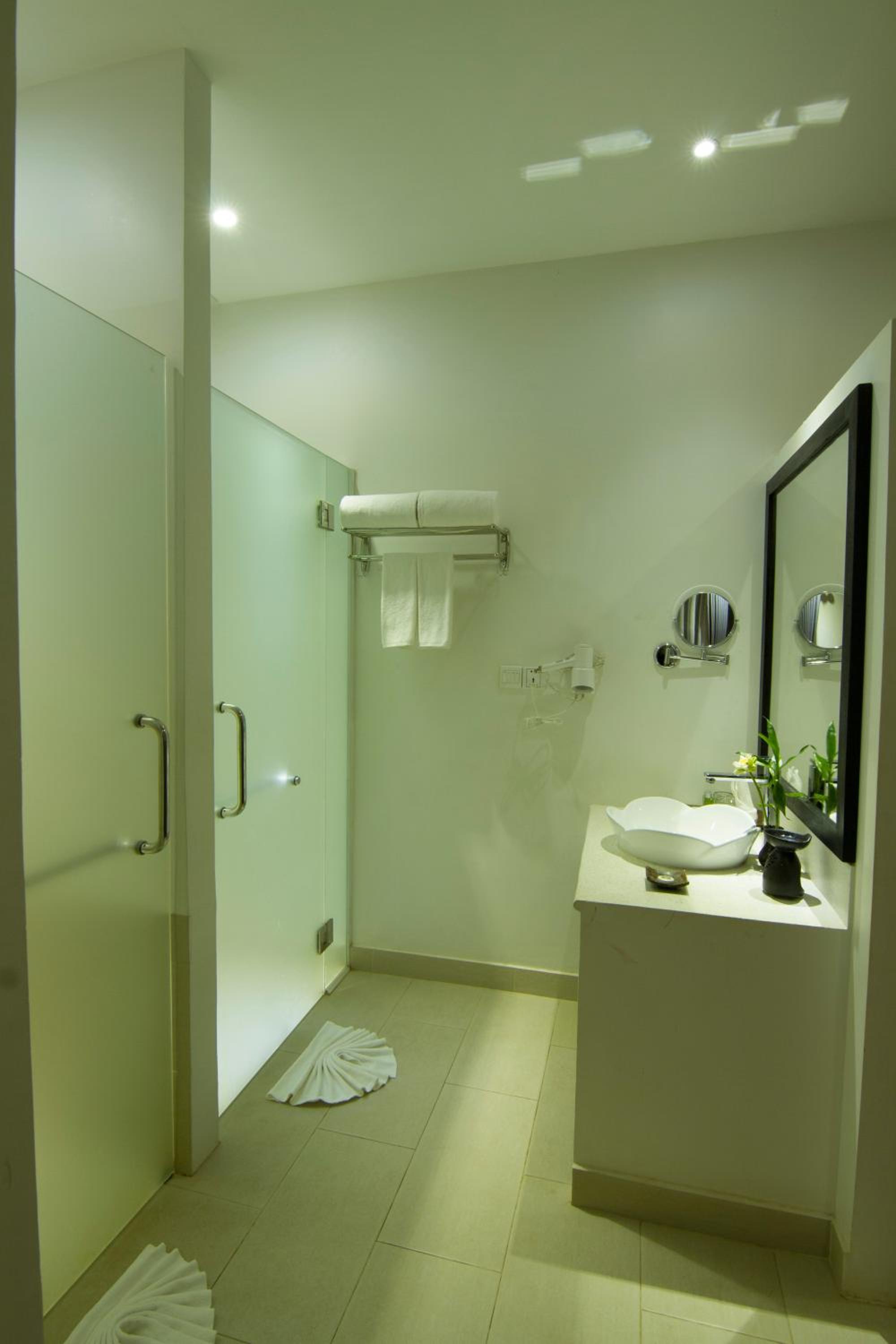 Super Deluxe Double Room with Balcony - Photo 15