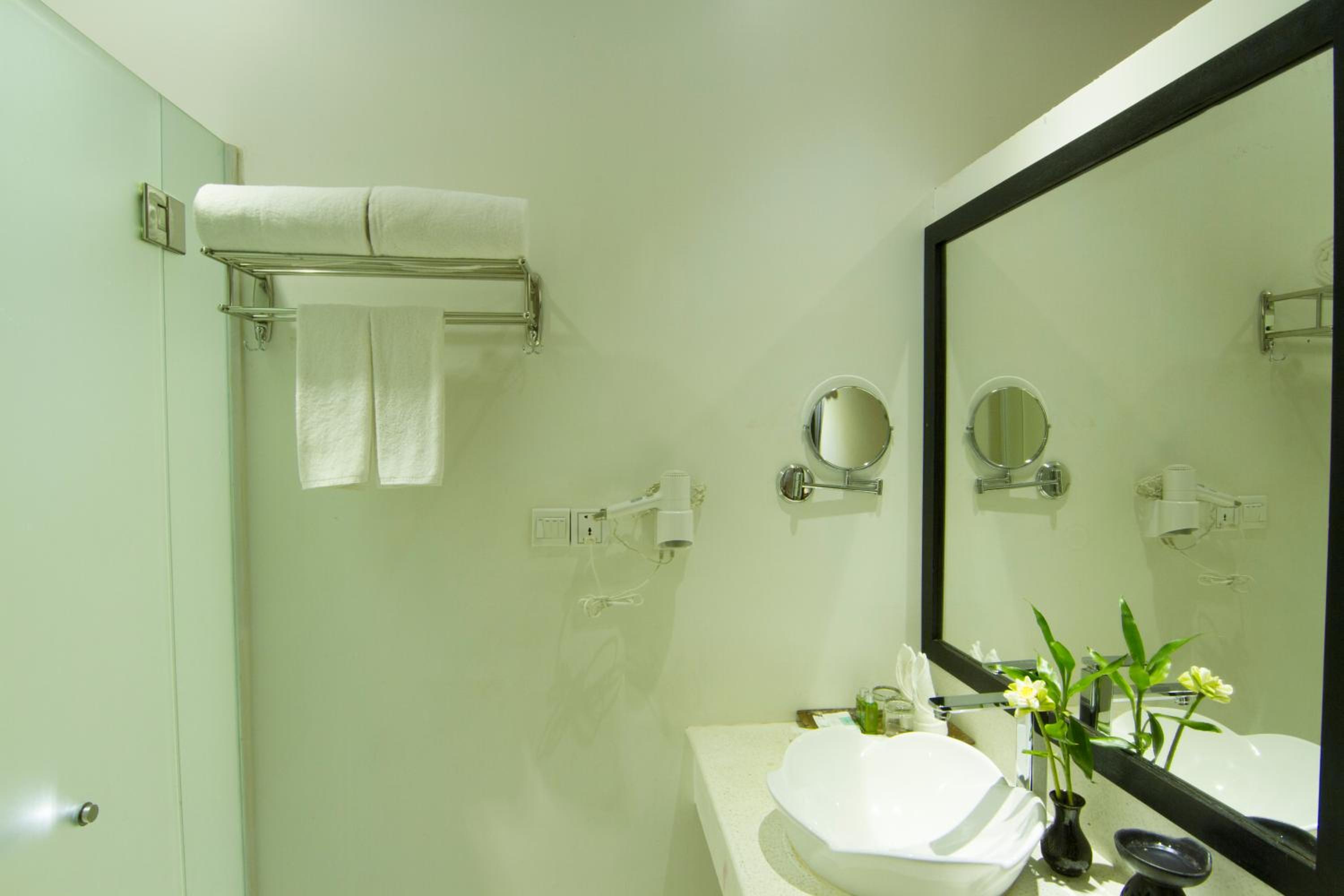 Super Deluxe Double Room with Balcony - Photo 16