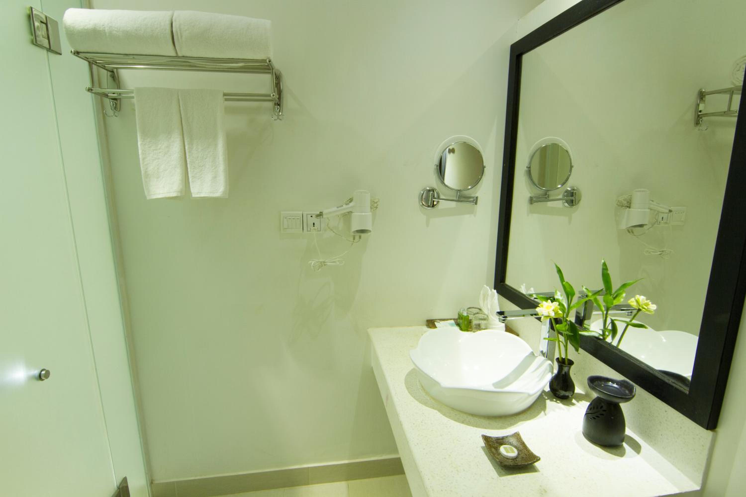 Deluxe Twin Room with Balcony - Photo 16