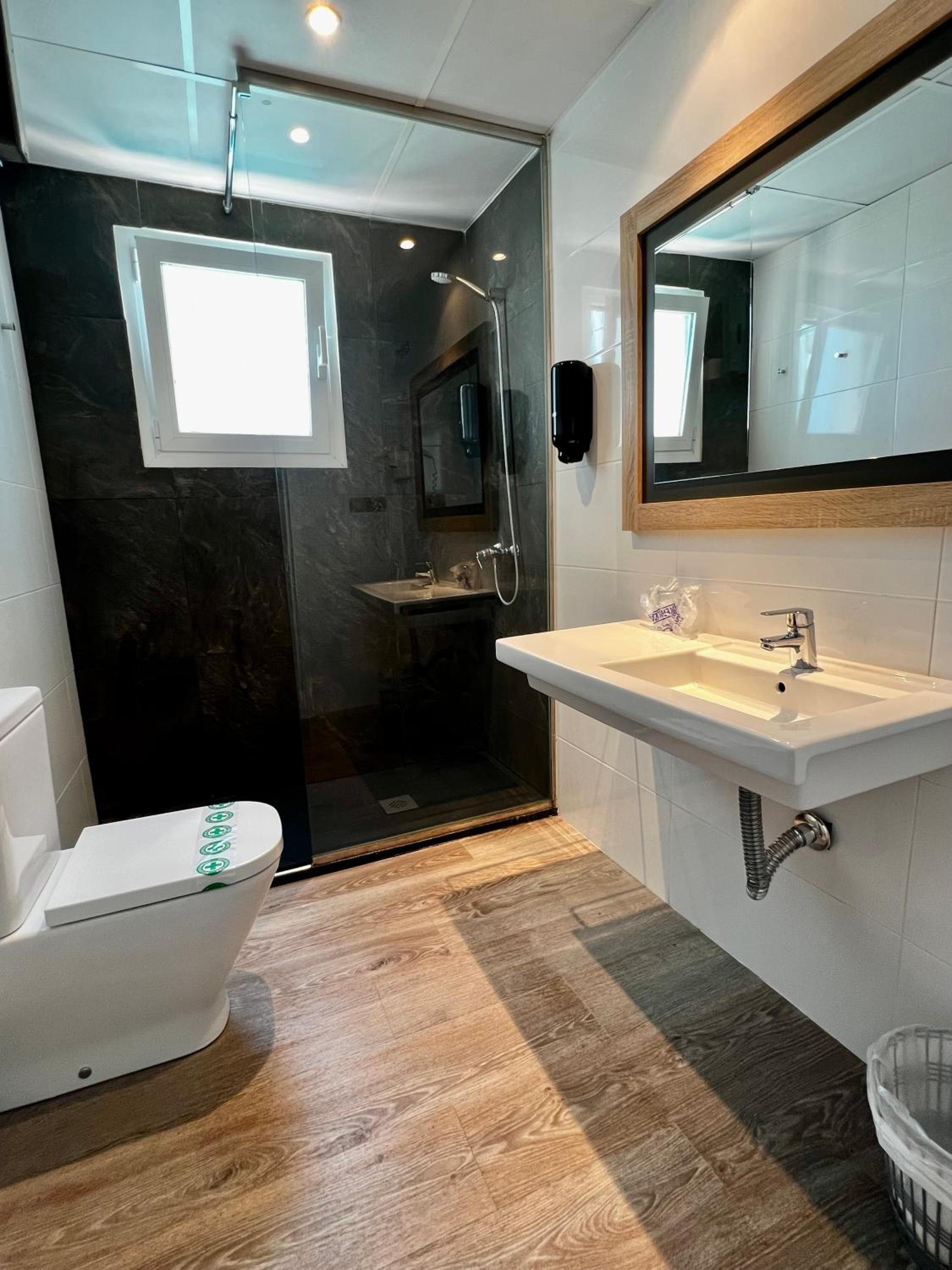 Double Room with Sea View - Photo 8