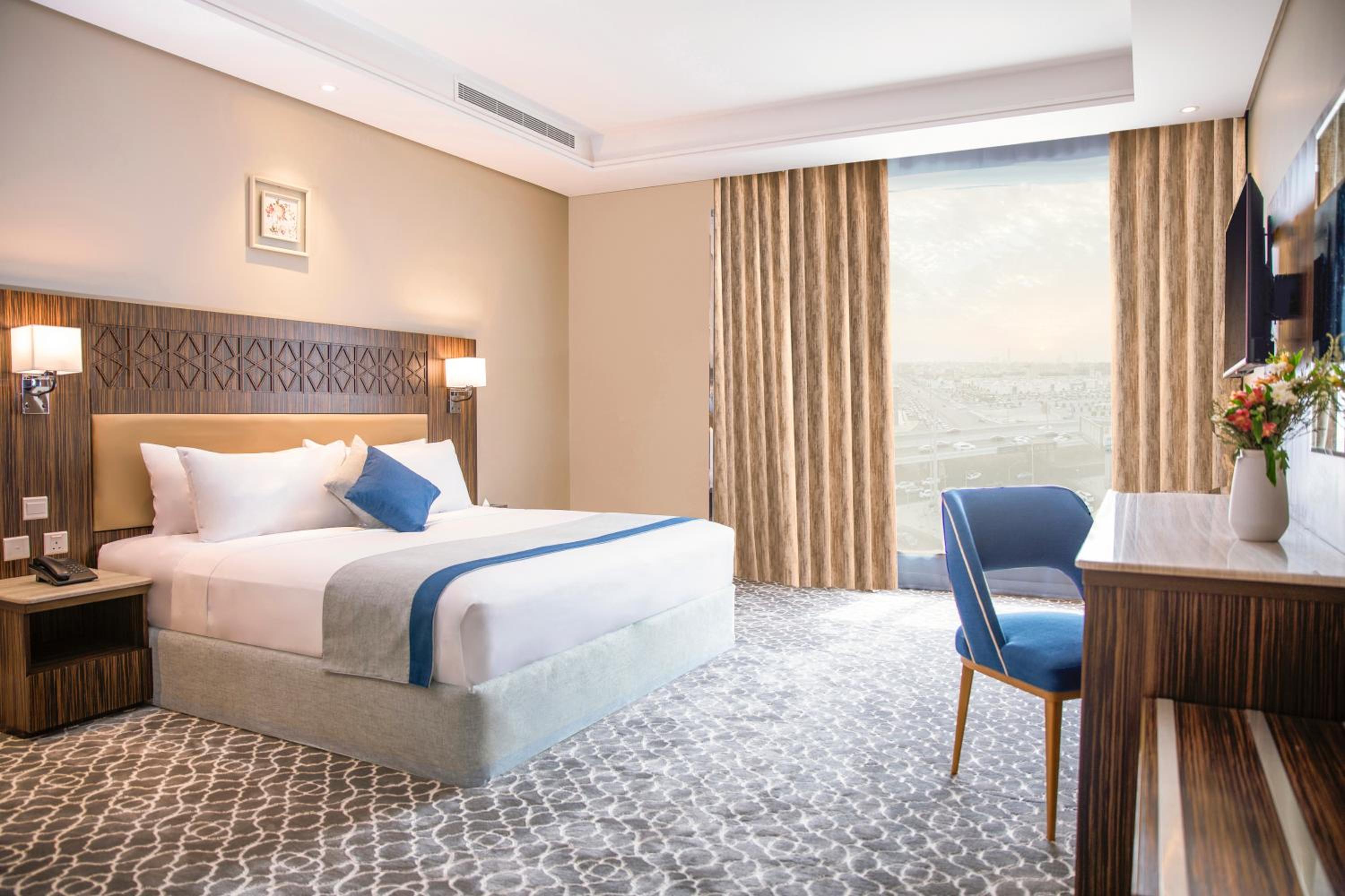 Deluxe King Room - Photo 2