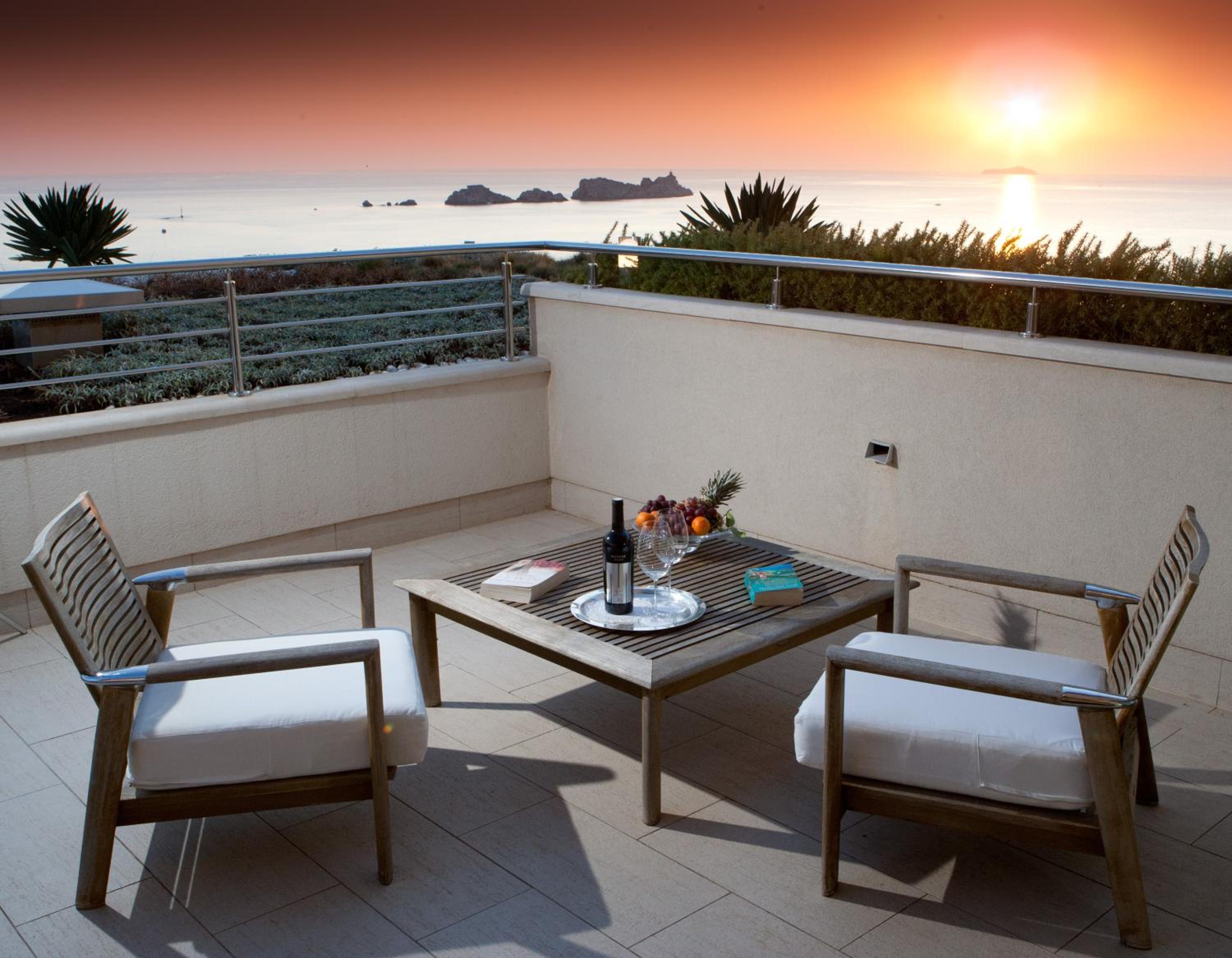 Deluxe Suite with Terrace and Sea View - Photo 11