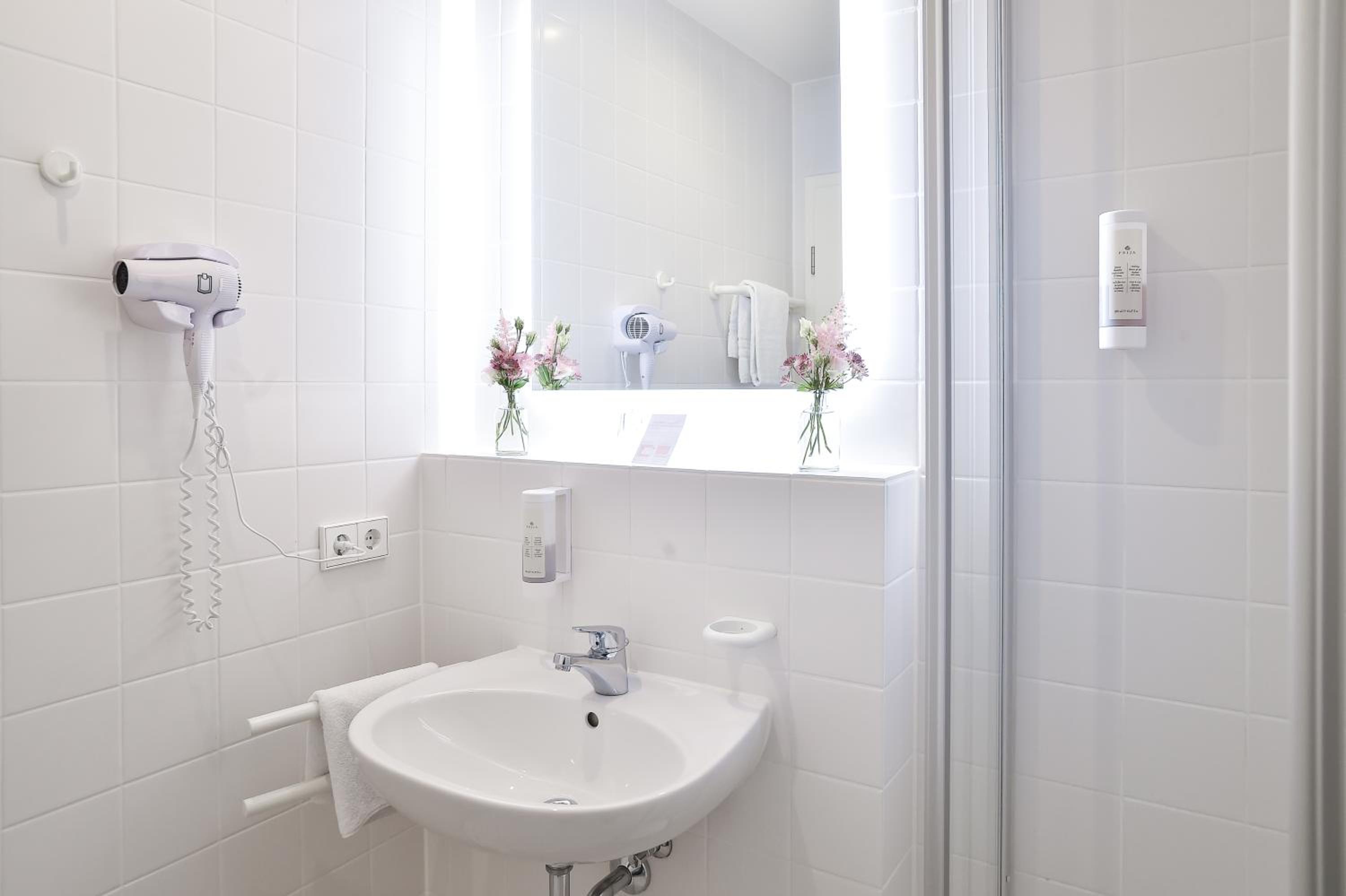 Double or Twin Room with View - Photo 7
