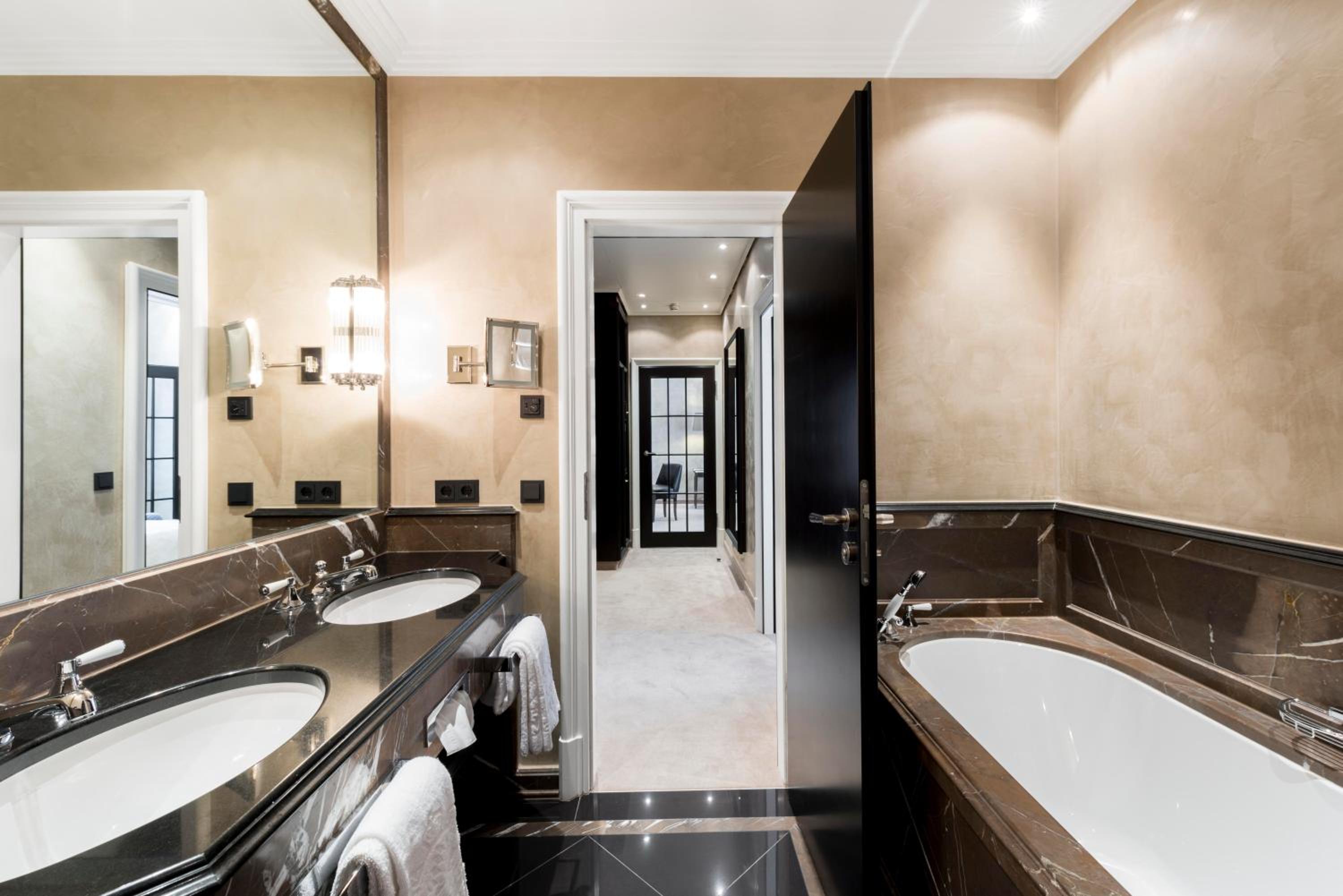 Deluxe Junior Suite - Photo 8