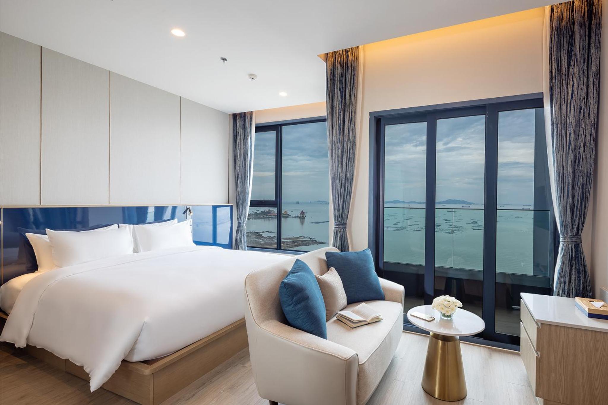 Deluxe King Room - Photo 1
