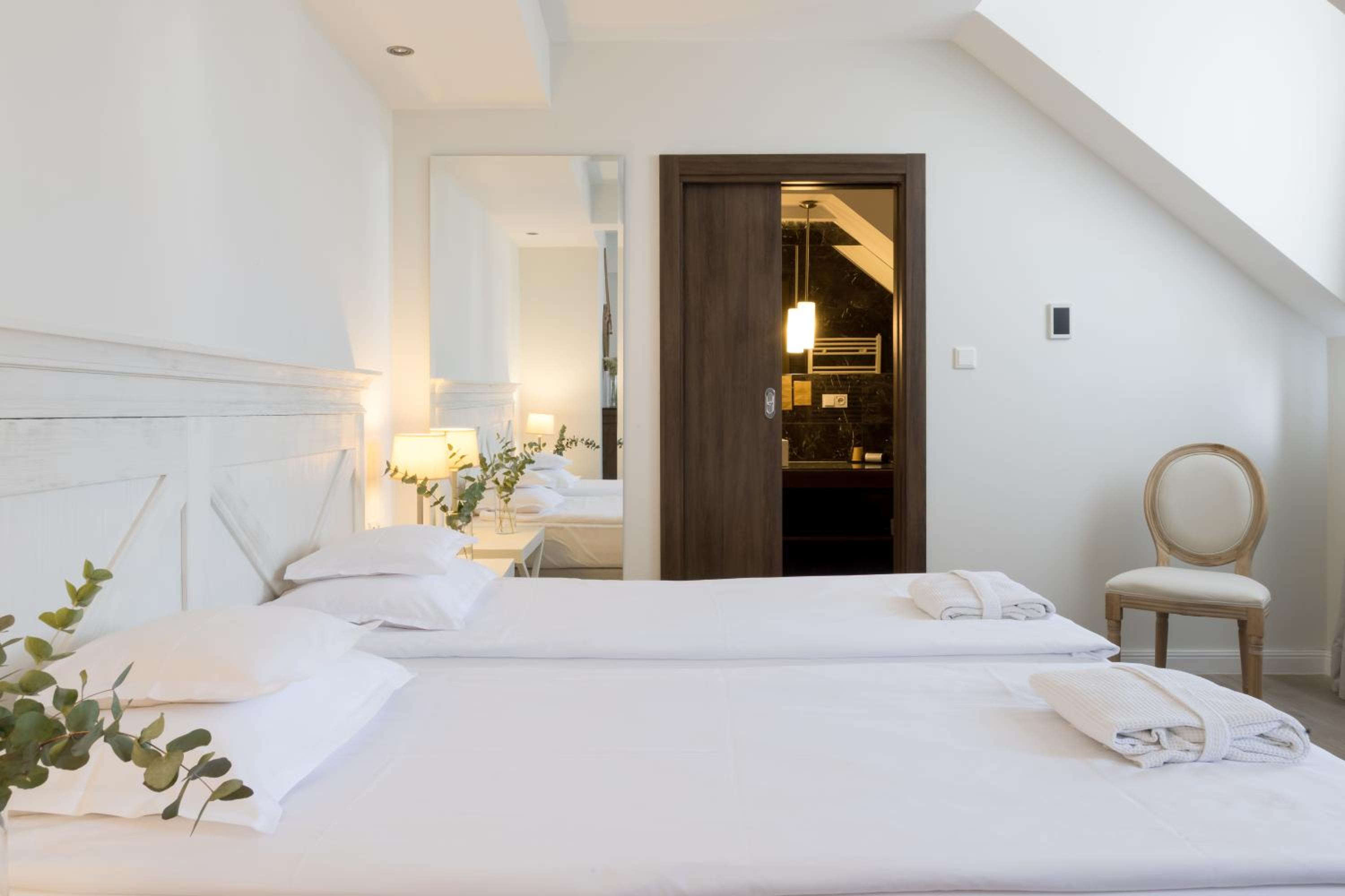 Premium Twin Room - Photo 1