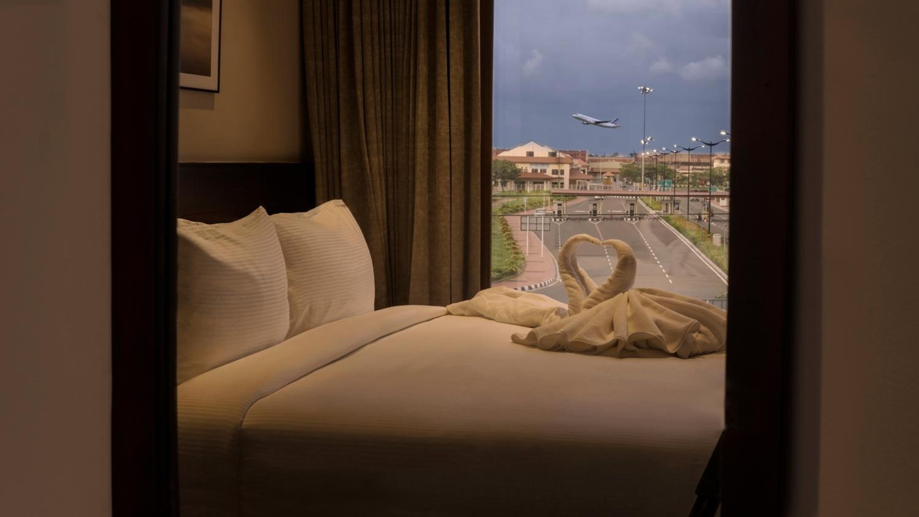 Deluxe King Room - Photo 3