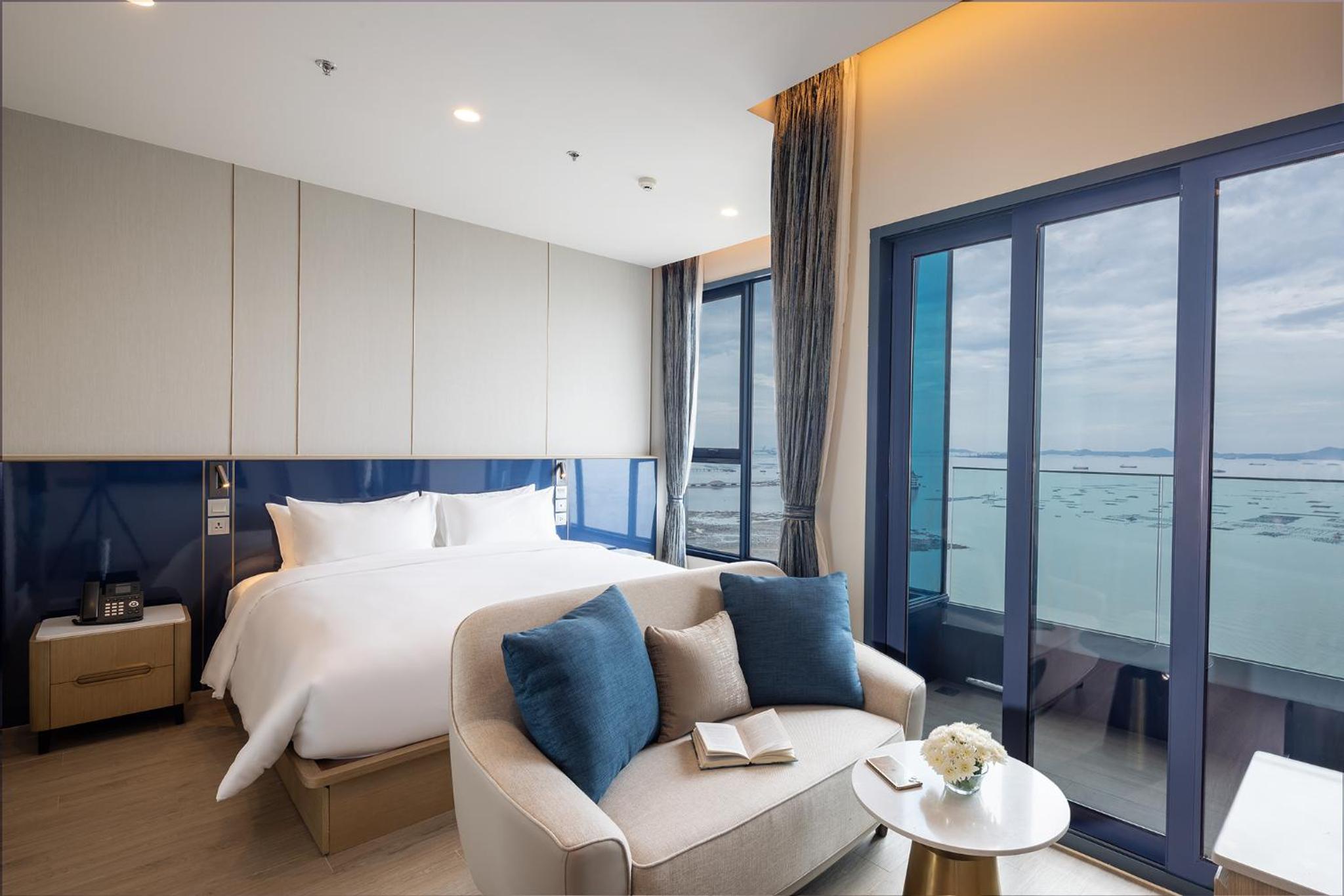 Deluxe King Room - Photo 2