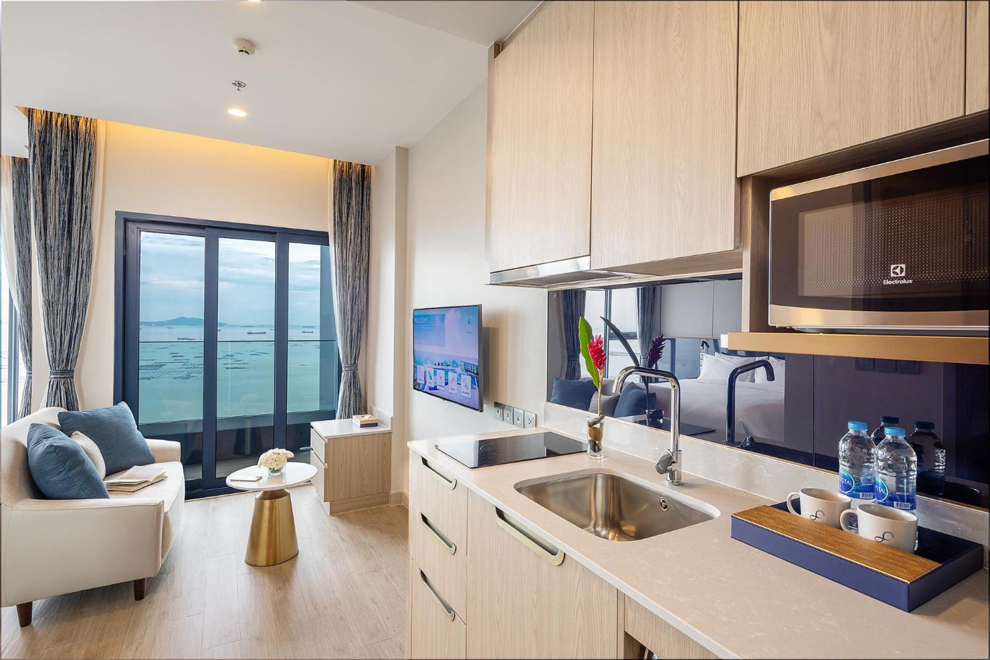 Deluxe King Room - Photo 3