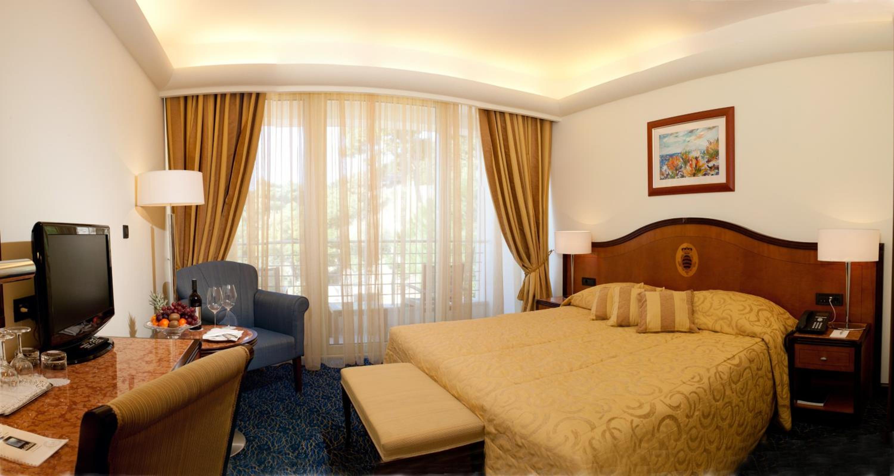 Classic Double or Twin Room with Balcony - Photo 1