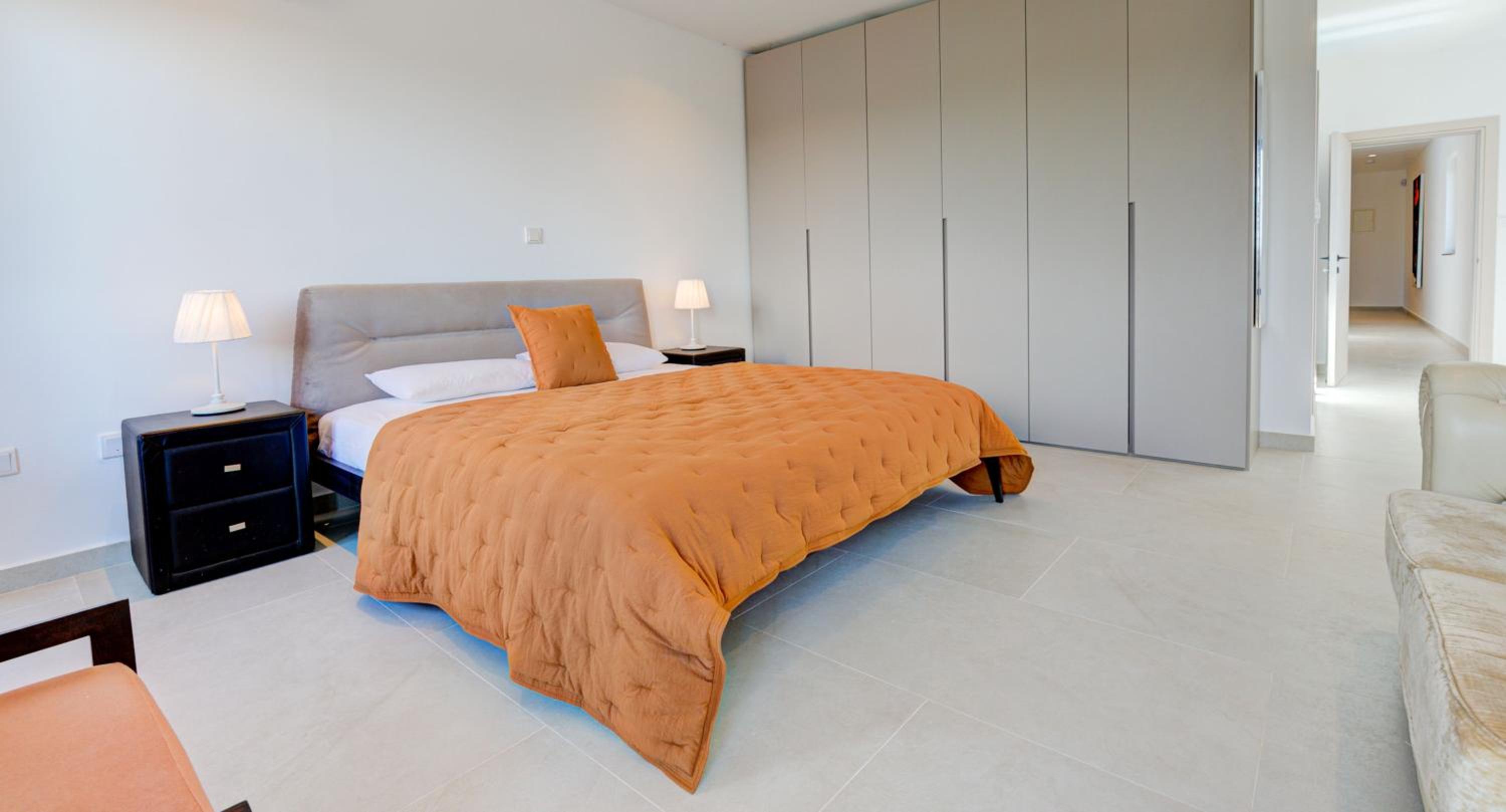 Five-Bedroom Villa photo 1