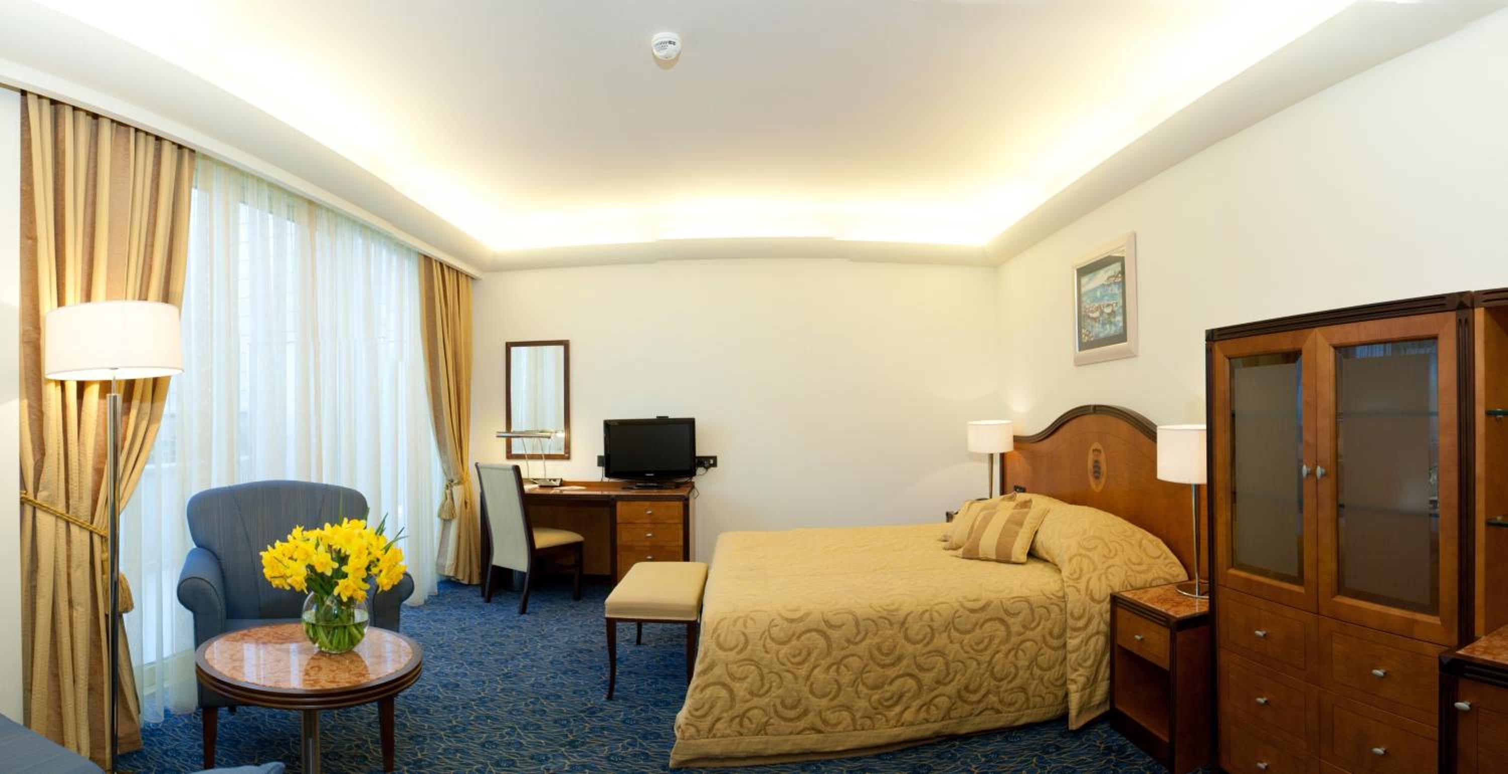 Classic Double or Twin Room with Balcony - Photo 2
