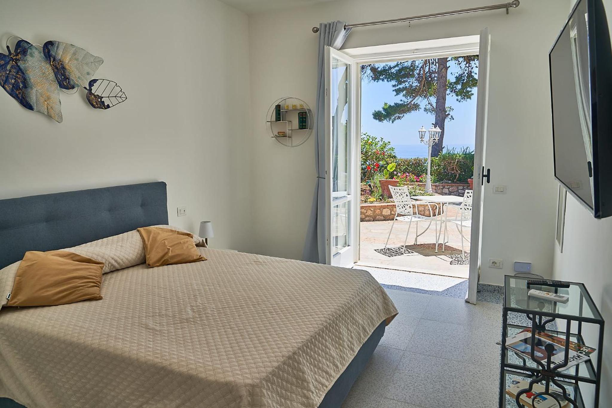 Deluxe Double Room with Sea View photo 2