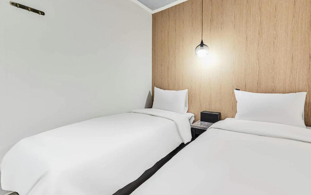 Standard Twin Room - Photo 3
