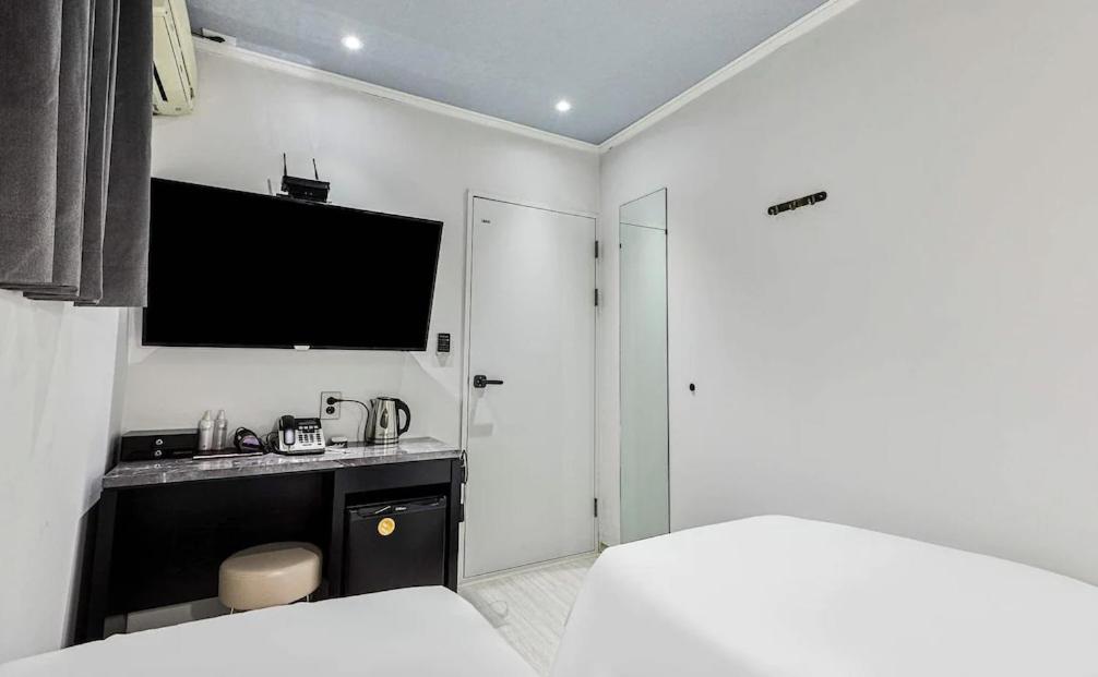 Standard Twin Room - Photo 8