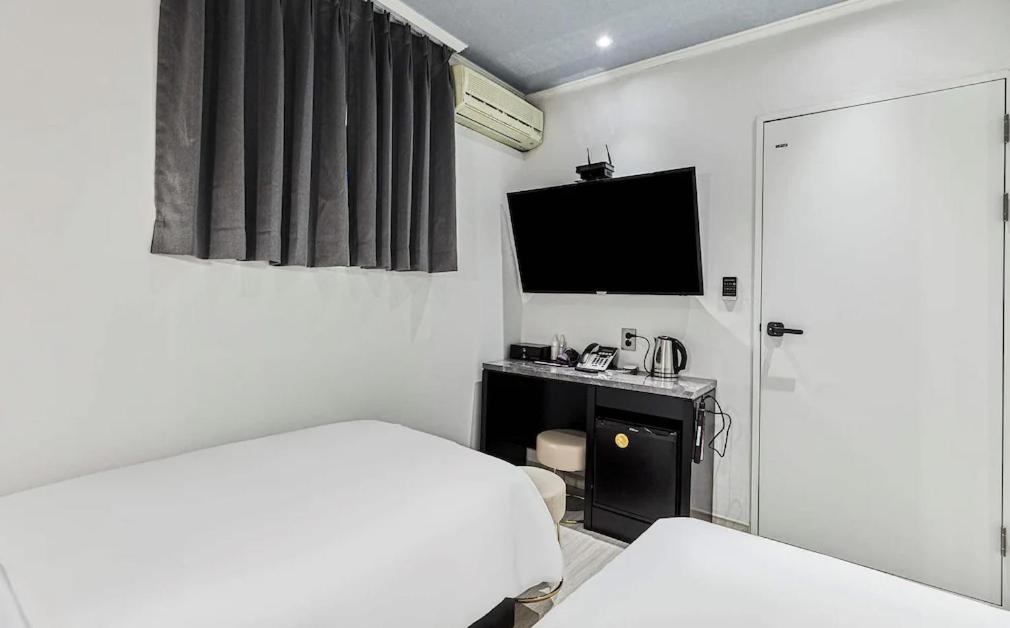Standard Twin Room - Photo 9