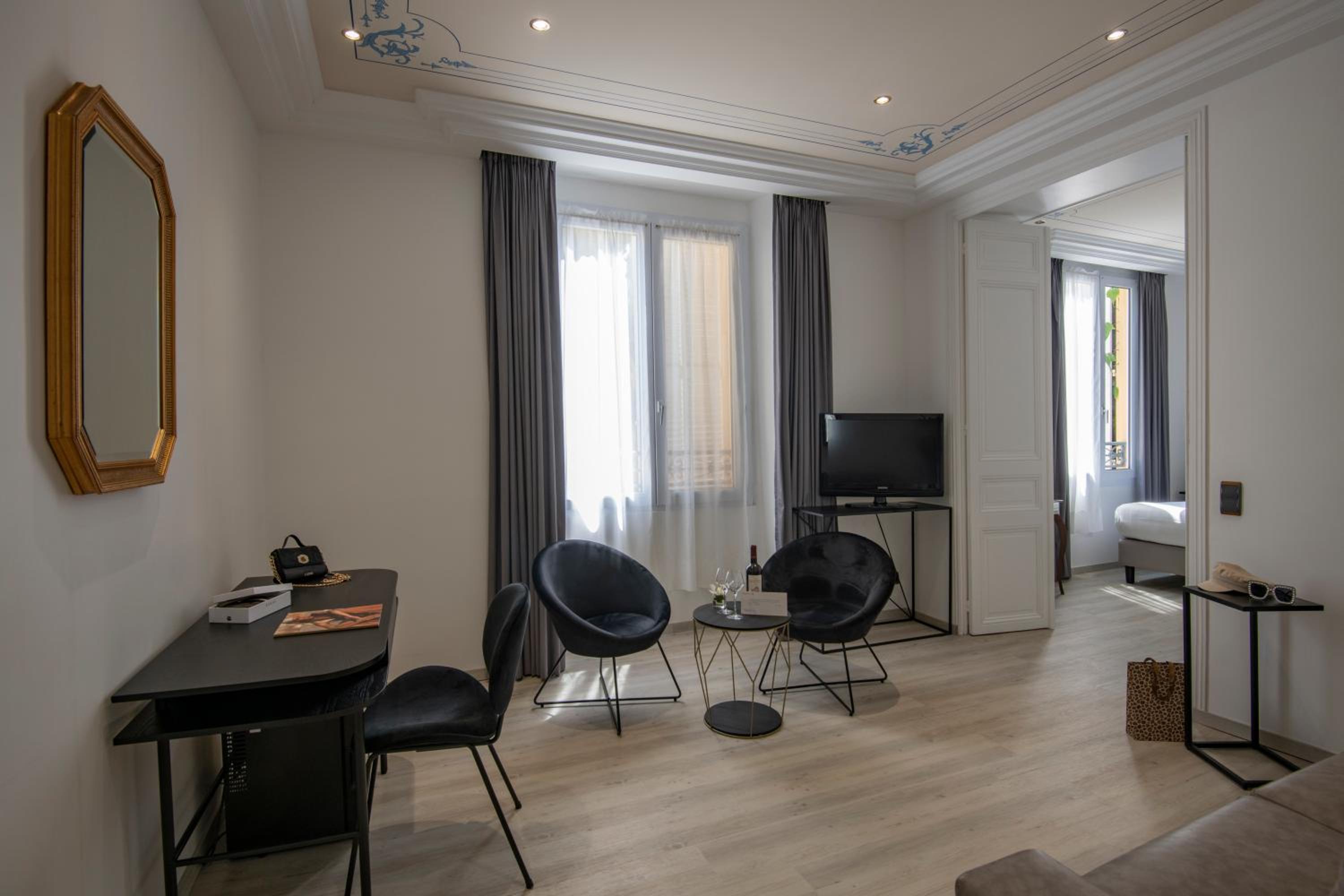 Suite - Photo 22