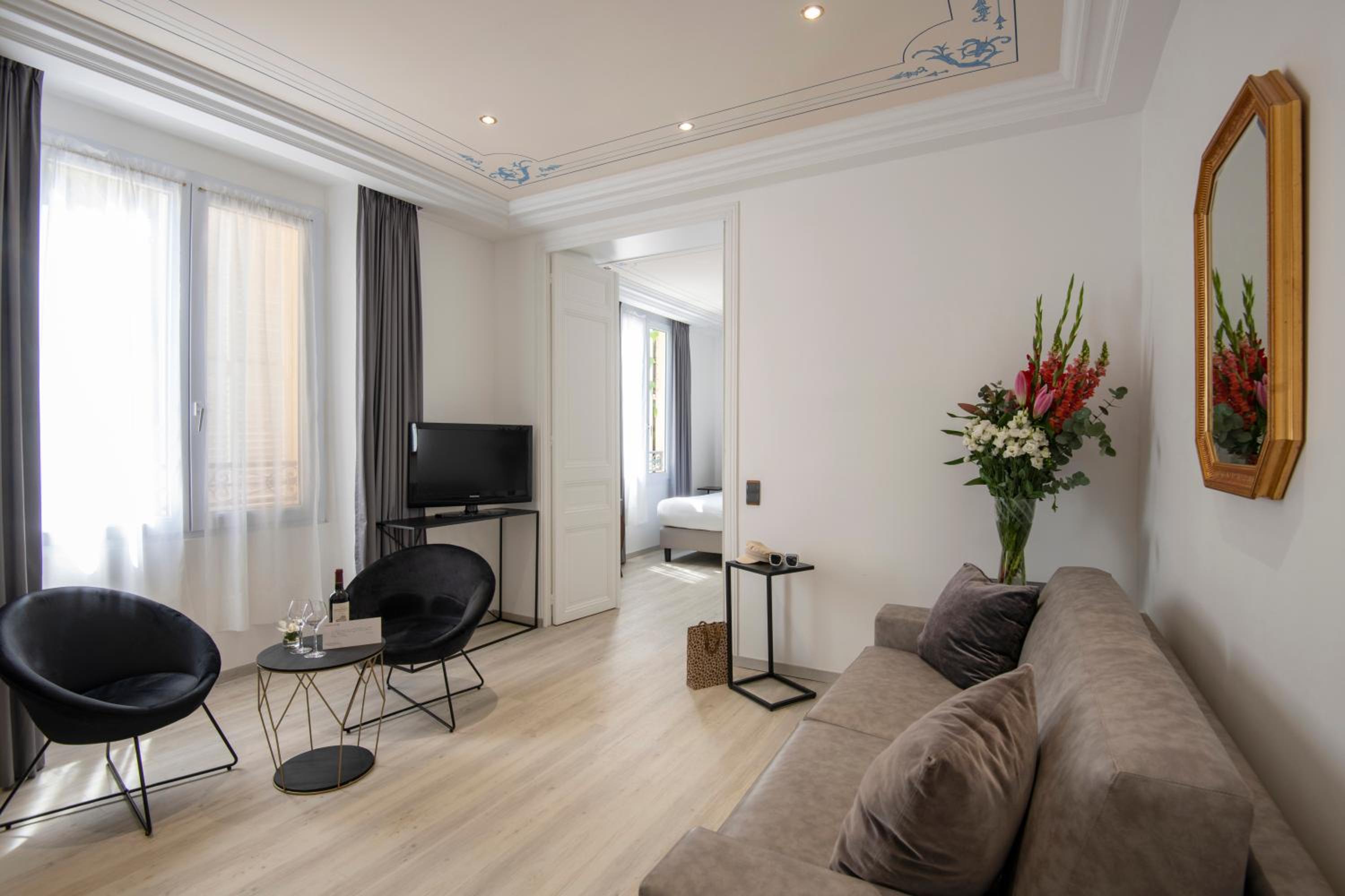 Suite - Photo 23