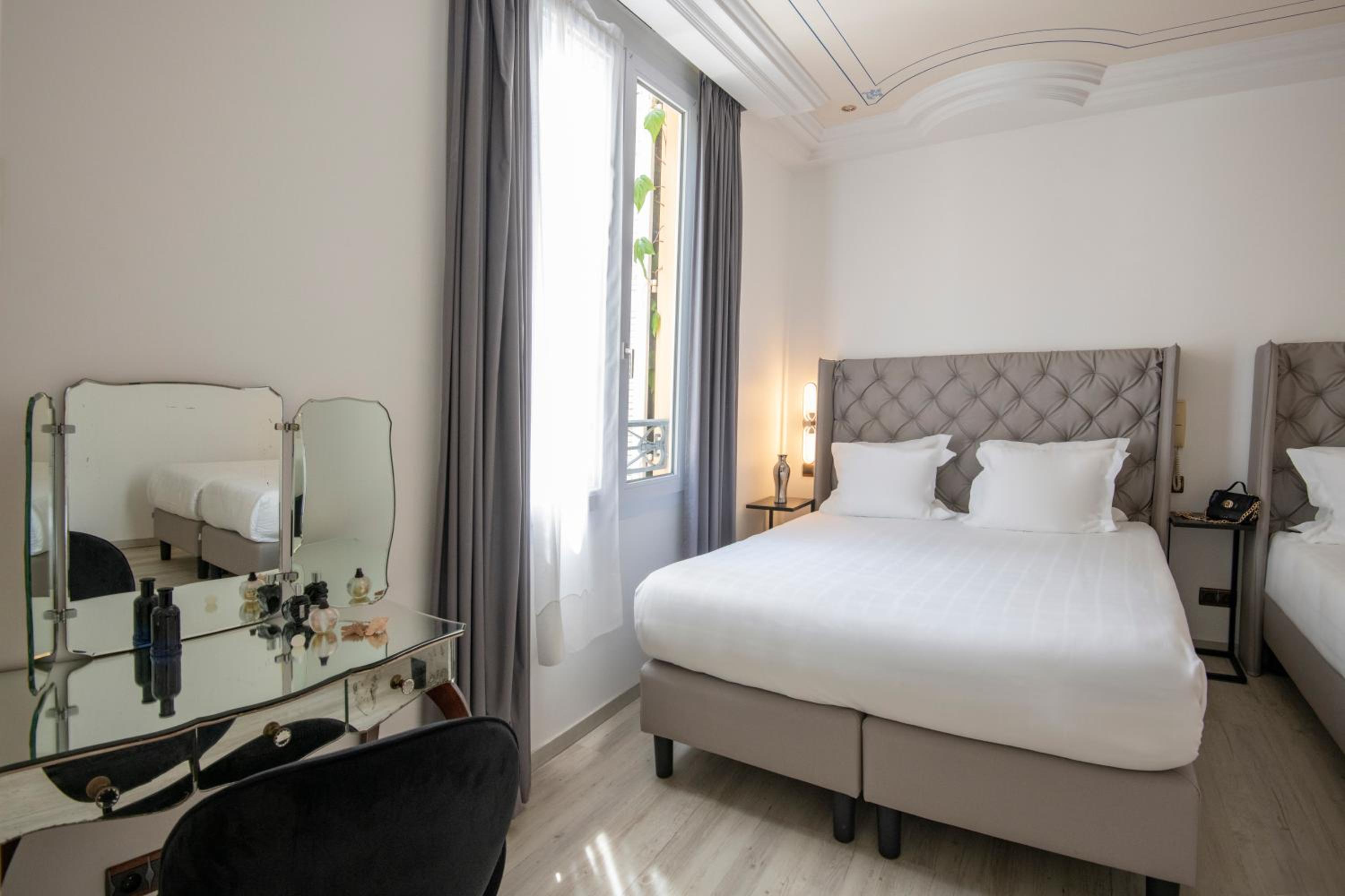 Suite - Photo 27