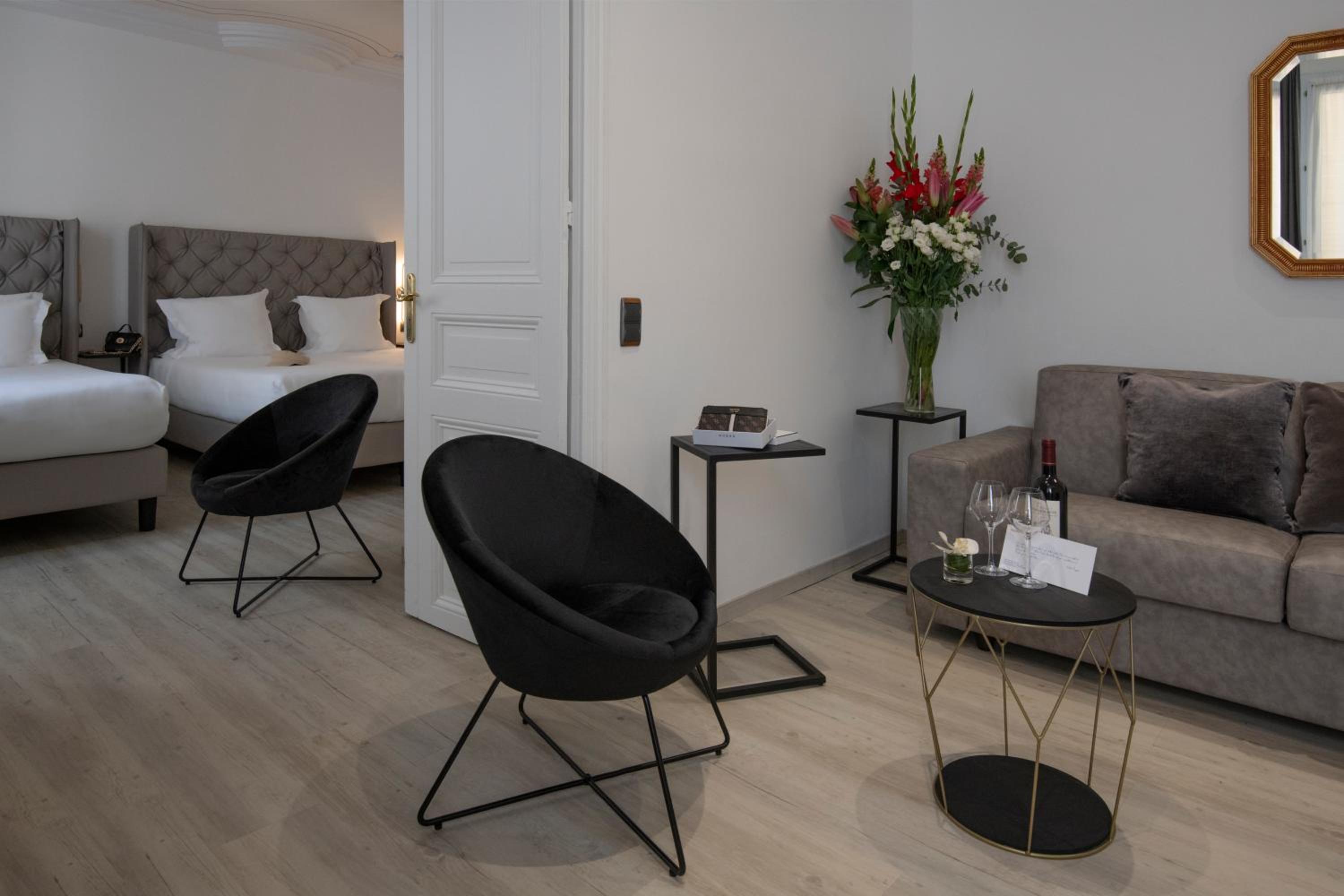 Suite - Photo 17