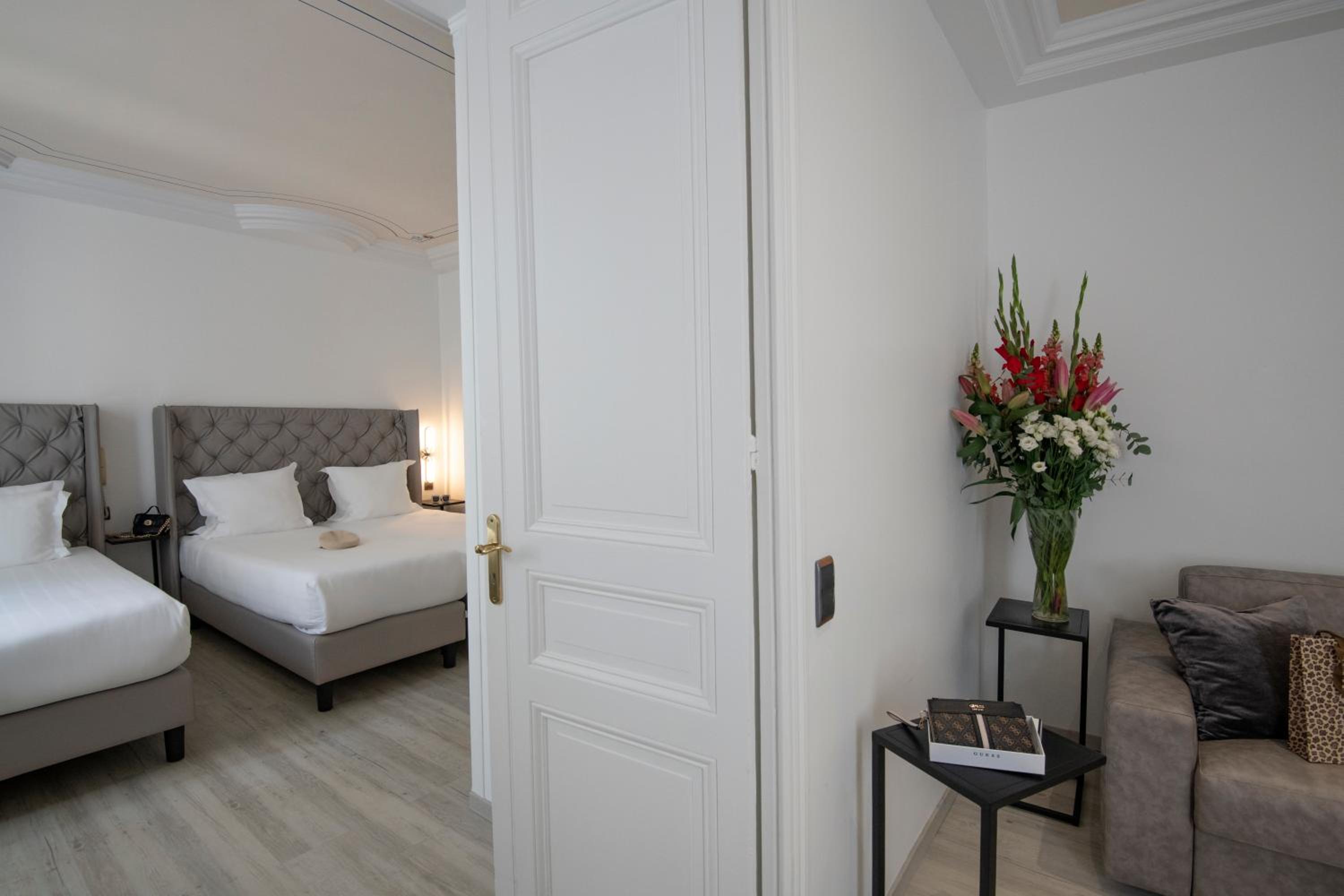 Suite - Photo 18