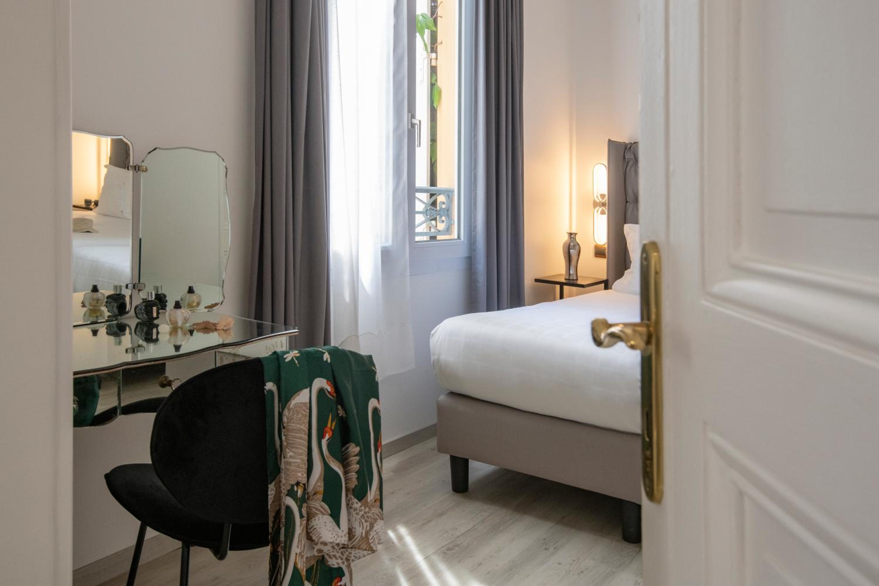 Suite - Photo 20