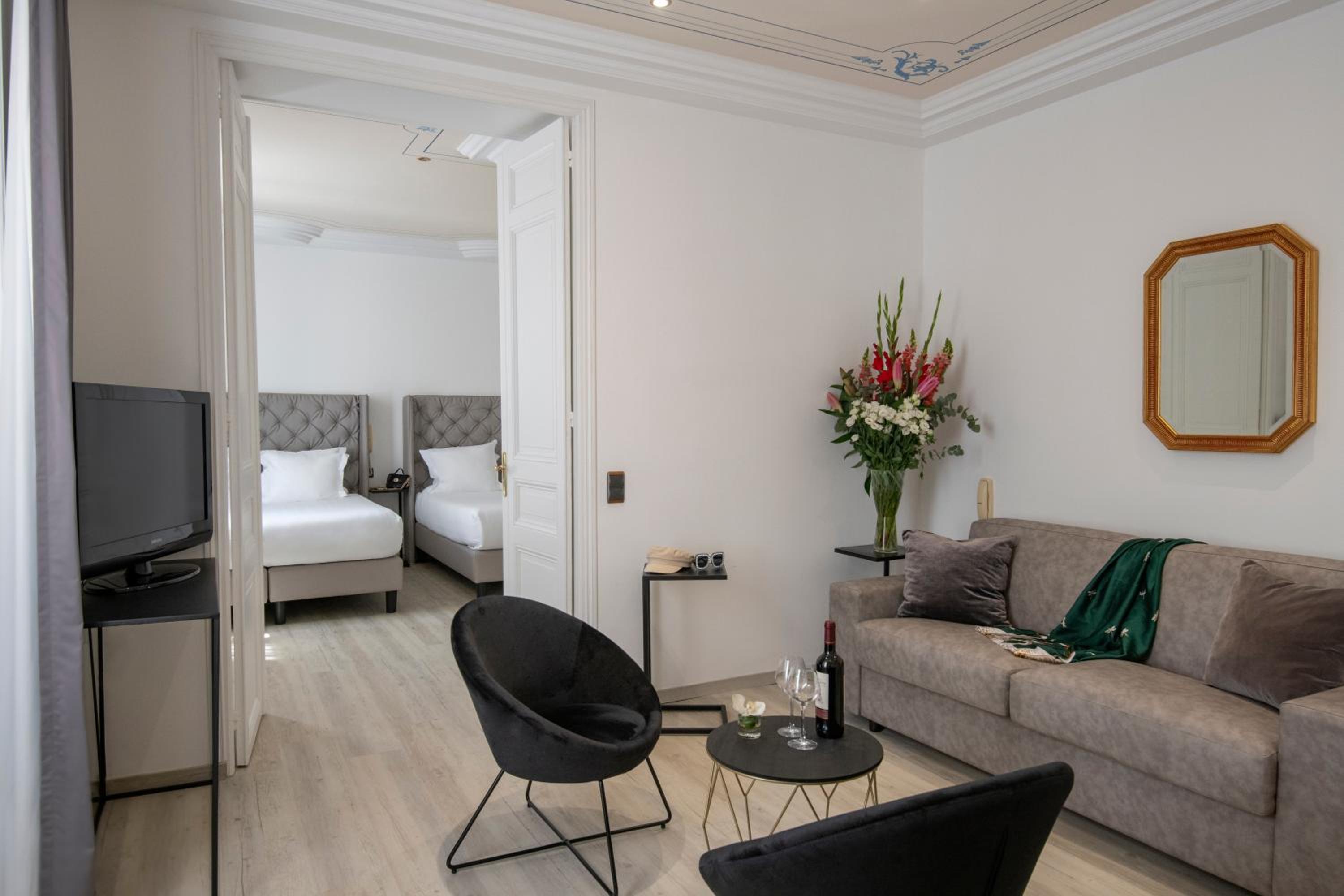 Suite - Photo 21