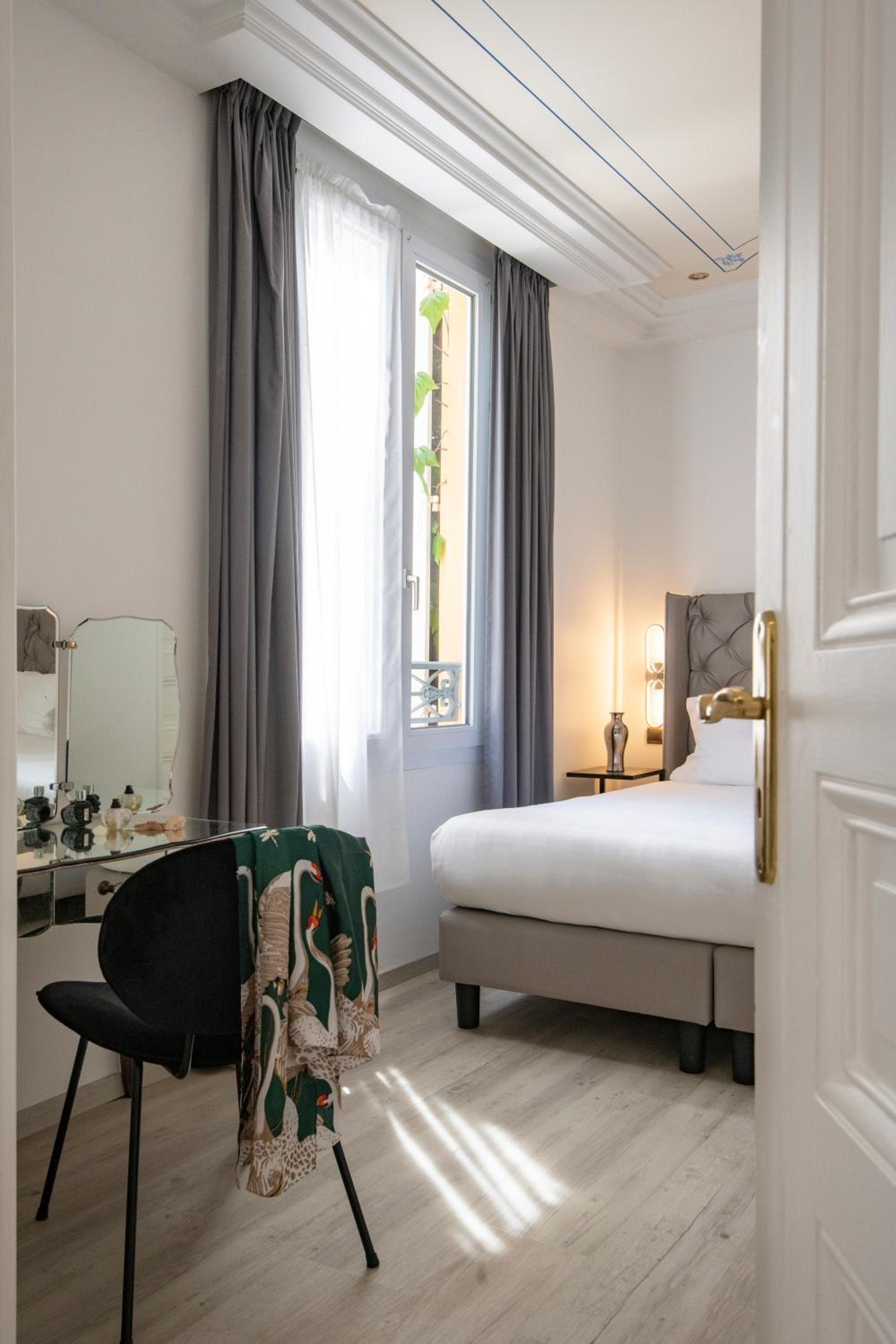 Suite - Photo 24