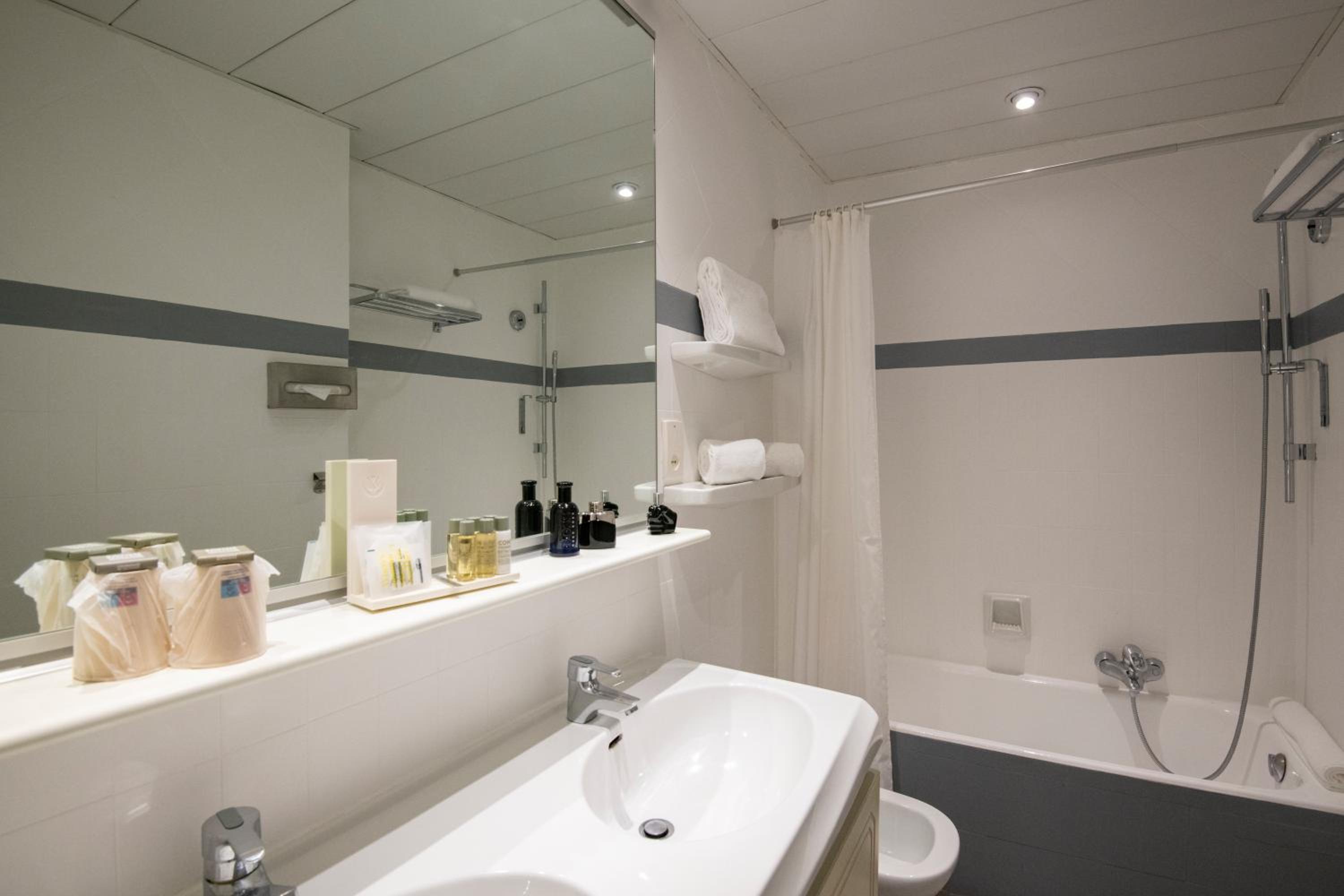 Suite - Photo 15