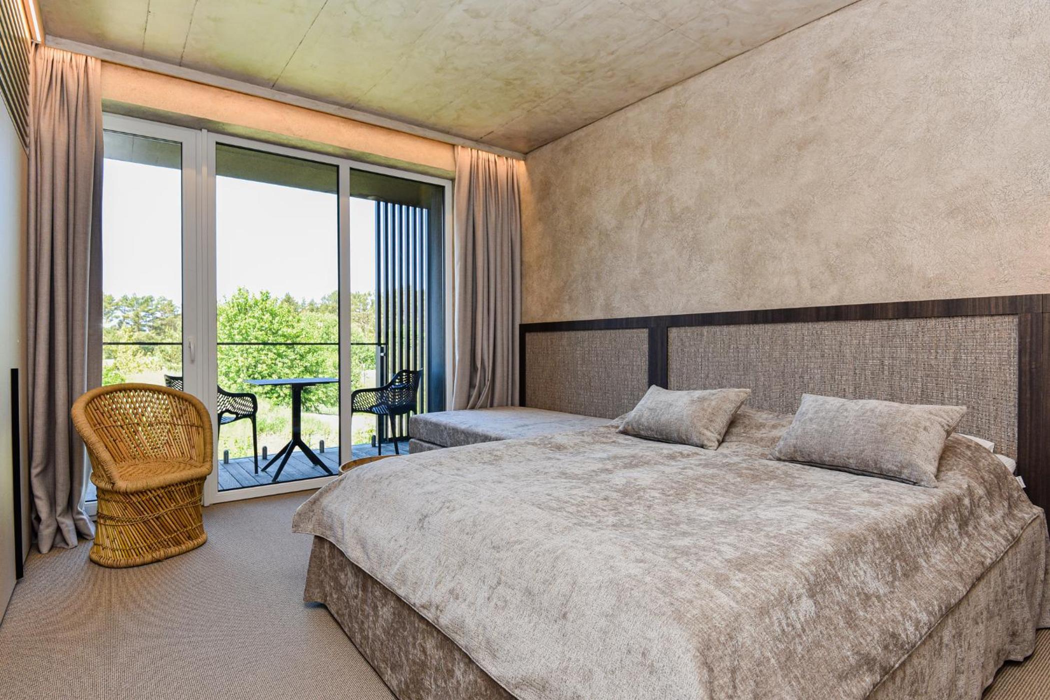 Apartment with Balcony - Photo 6