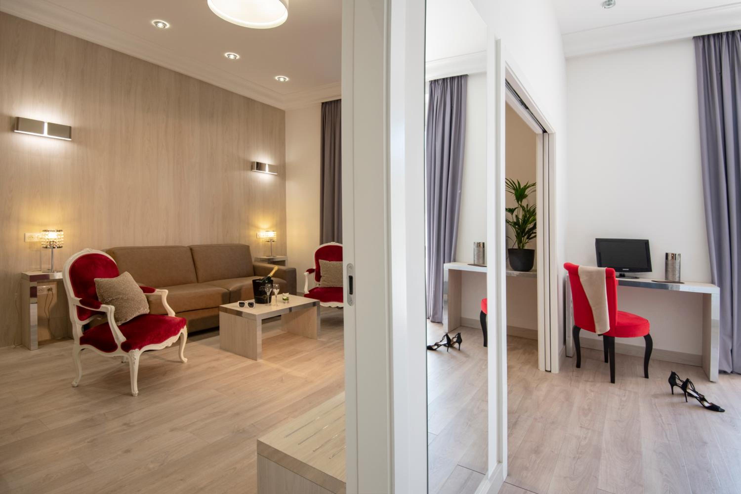 Suite - Photo 11
