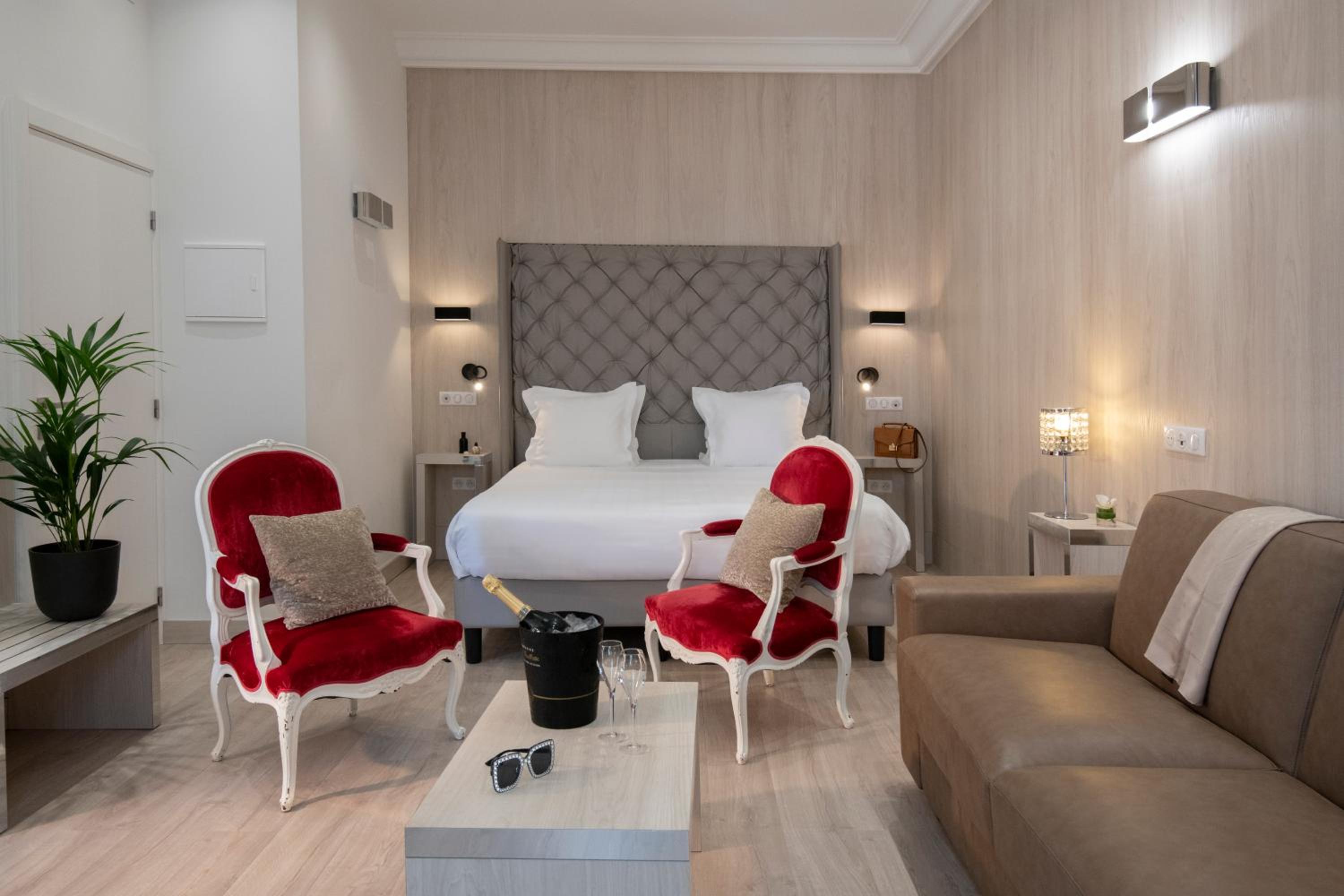 Suite - Photo 12