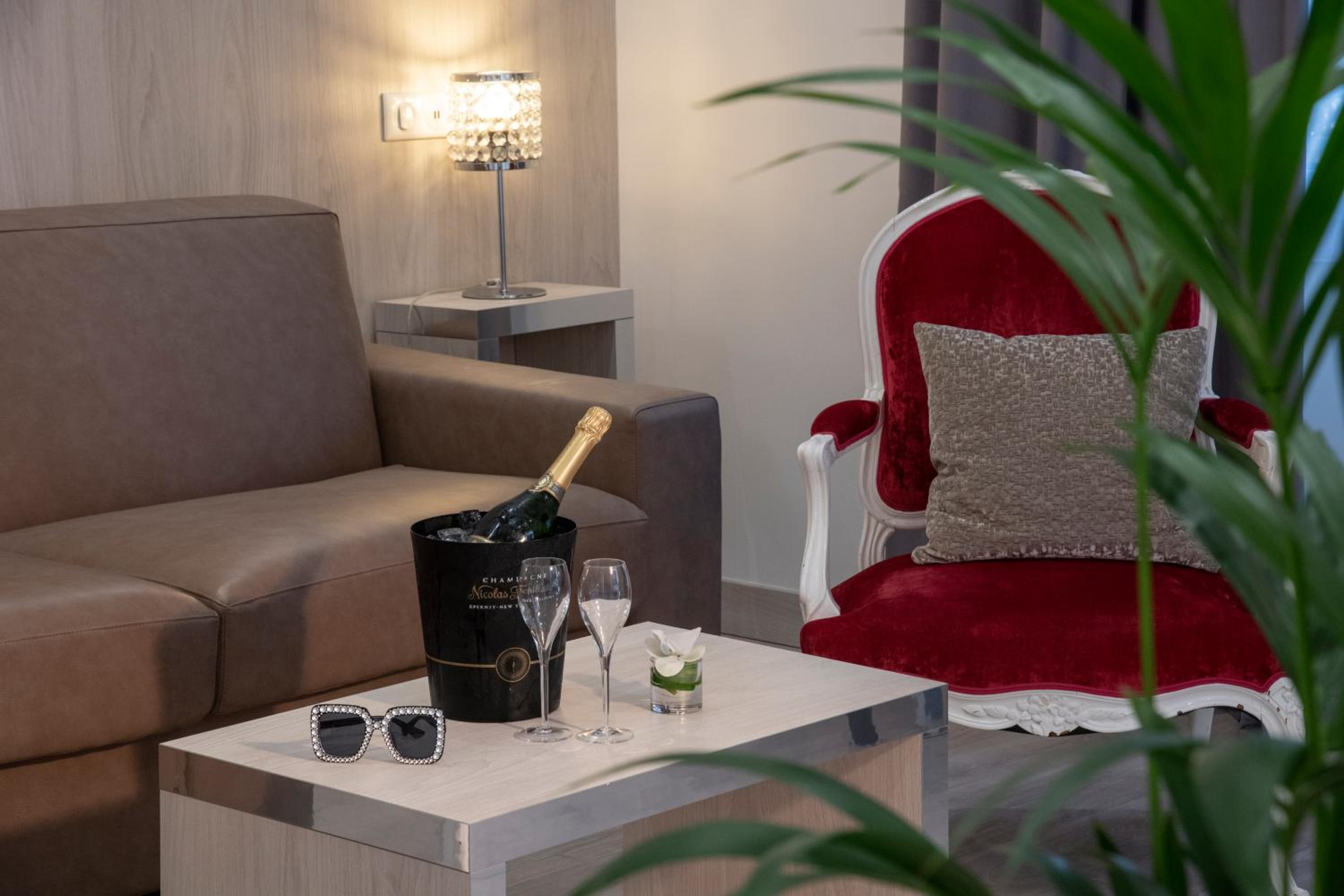 Suite - Photo 10