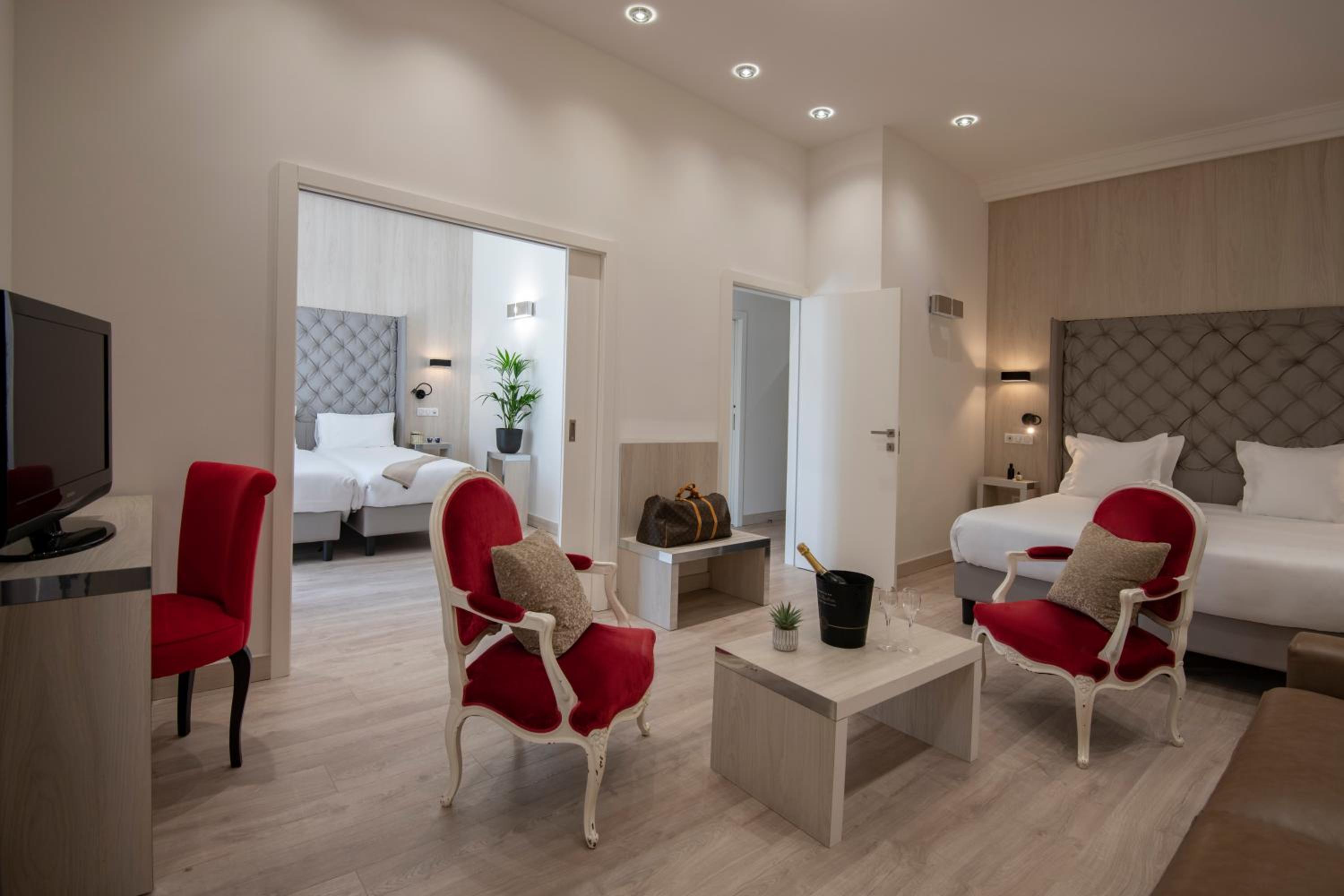 Suite - Photo 9