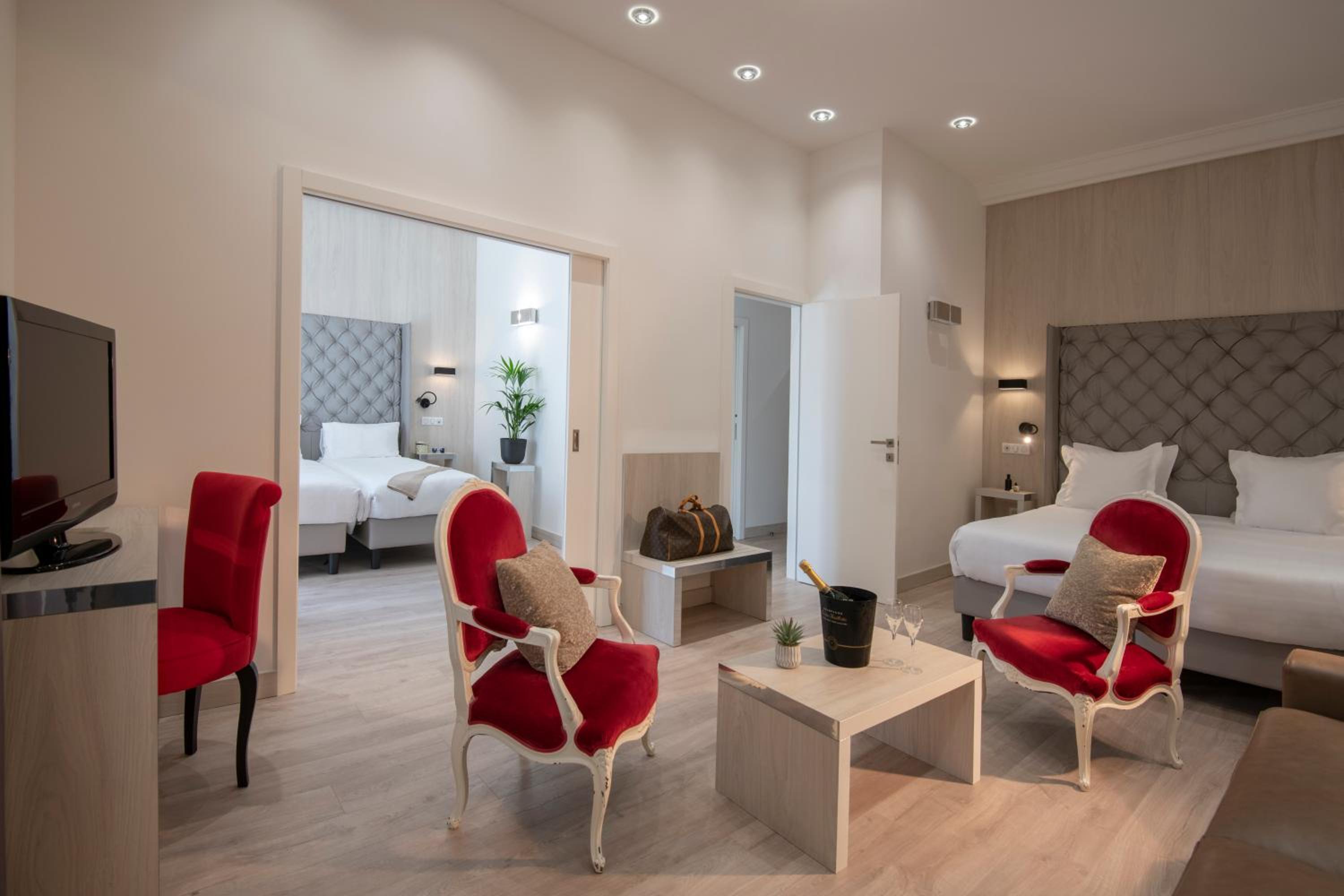 Suite - Photo 13