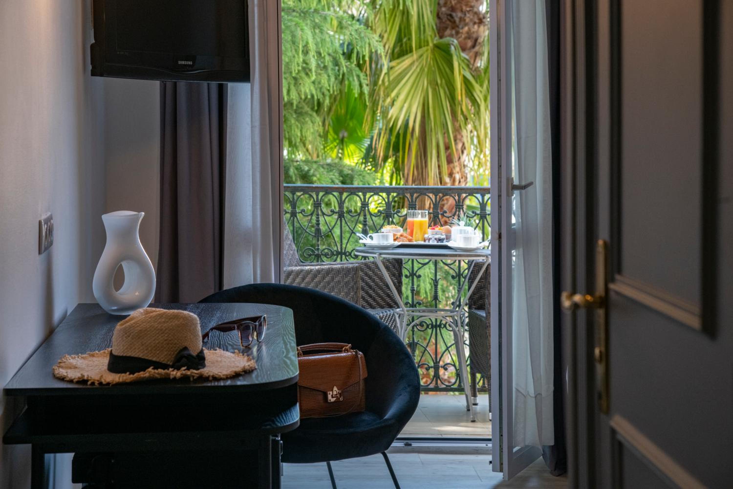 Double Room with Balcony - Photo 24