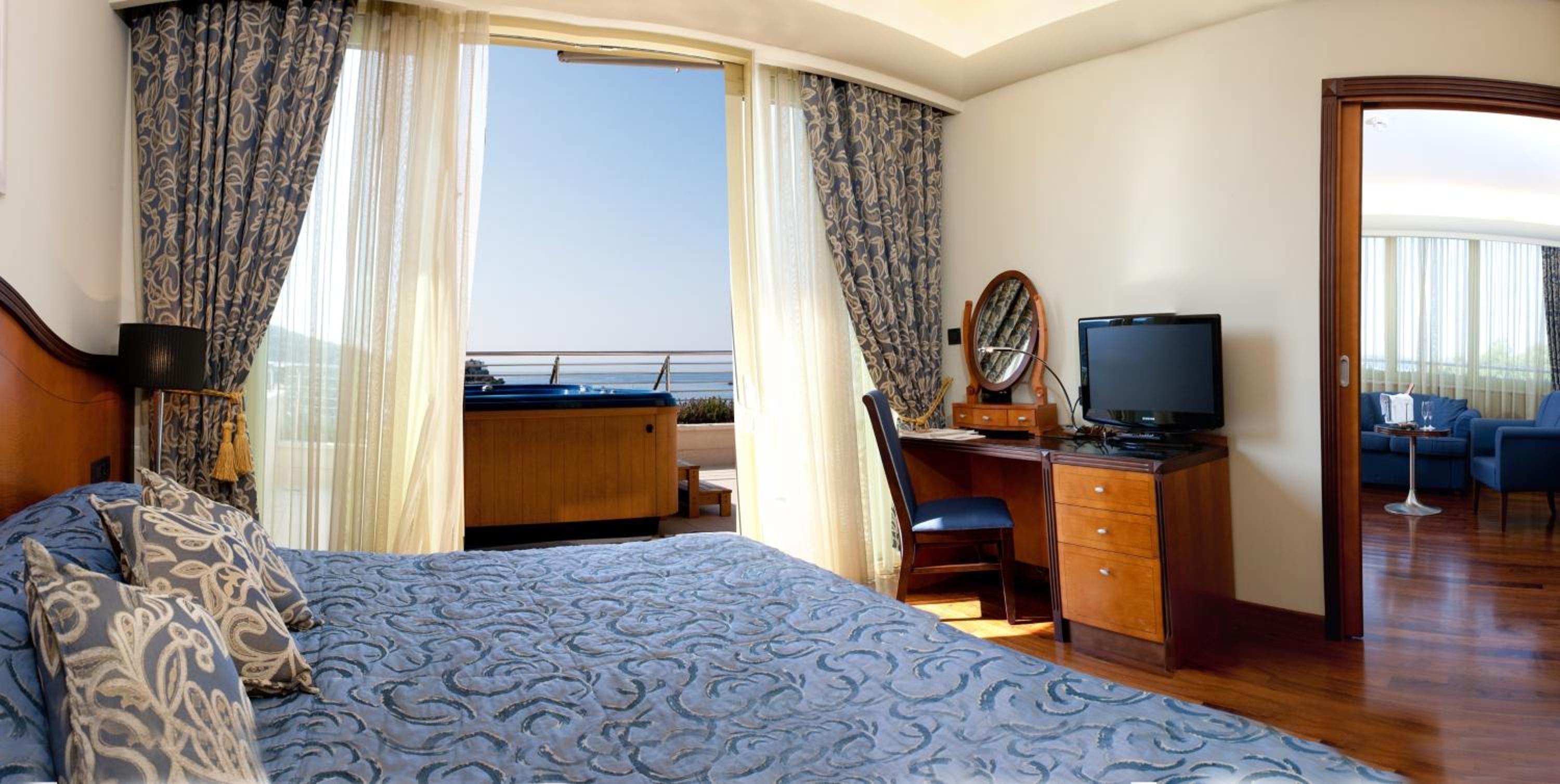 Deluxe Suite with Terrace and Sea View - Photo 12