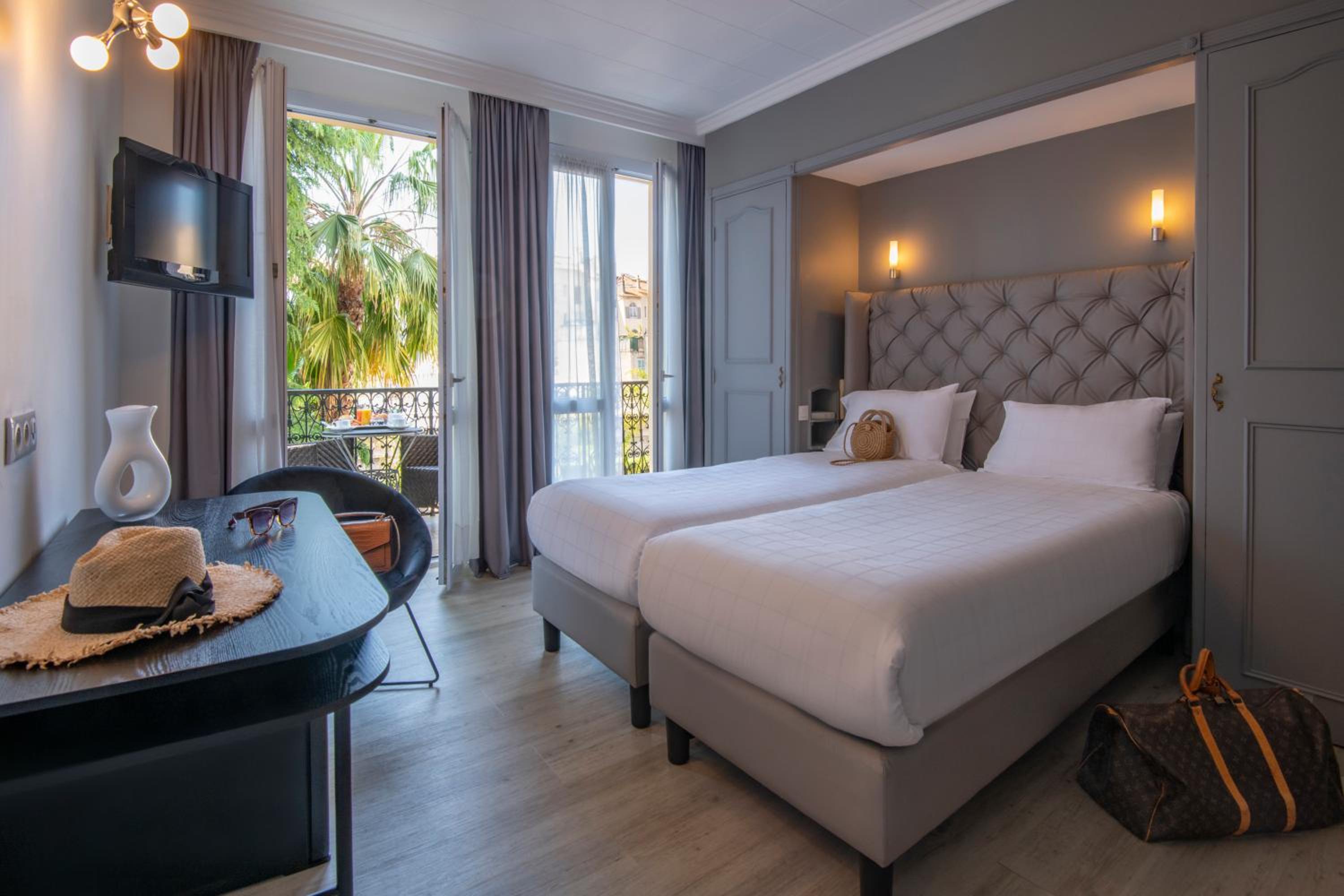 Double Room with Balcony - Photo 27