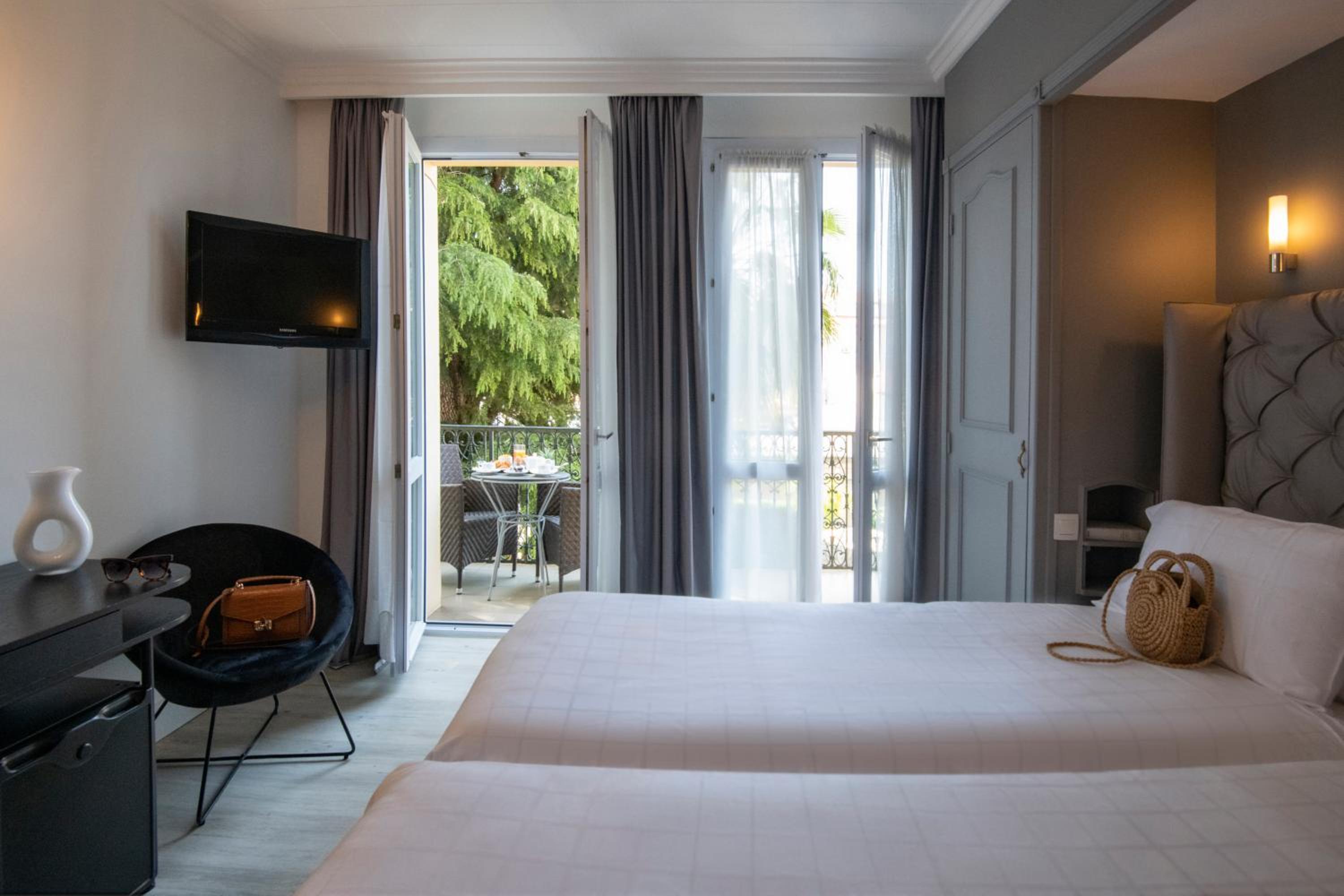 Double Room with Balcony - Photo 32