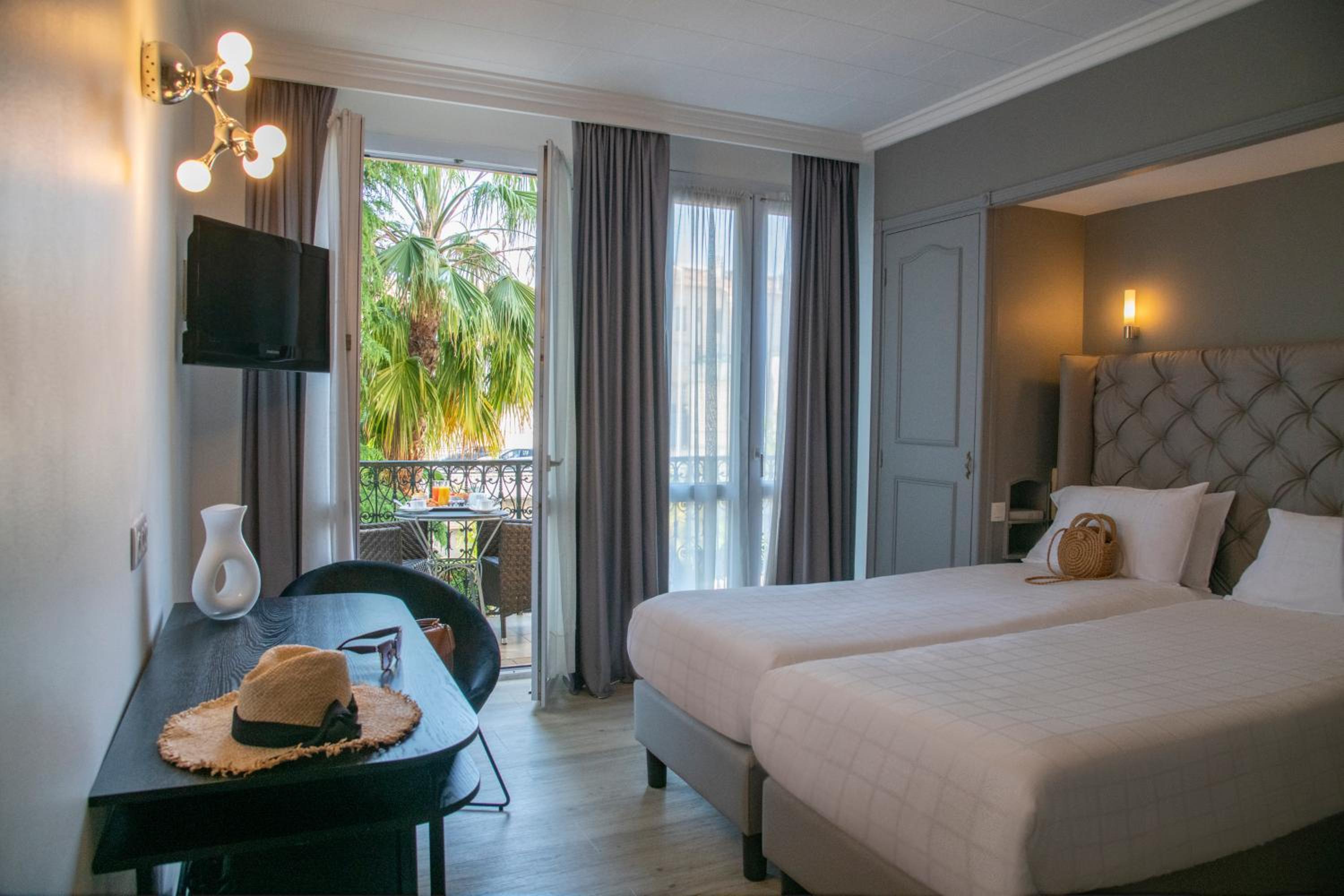 Double Room with Balcony - Photo 30
