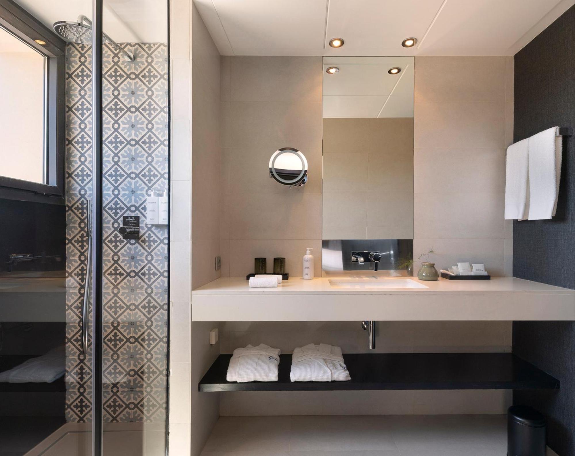 Deluxe Double Room with Terrace thumbnail 5