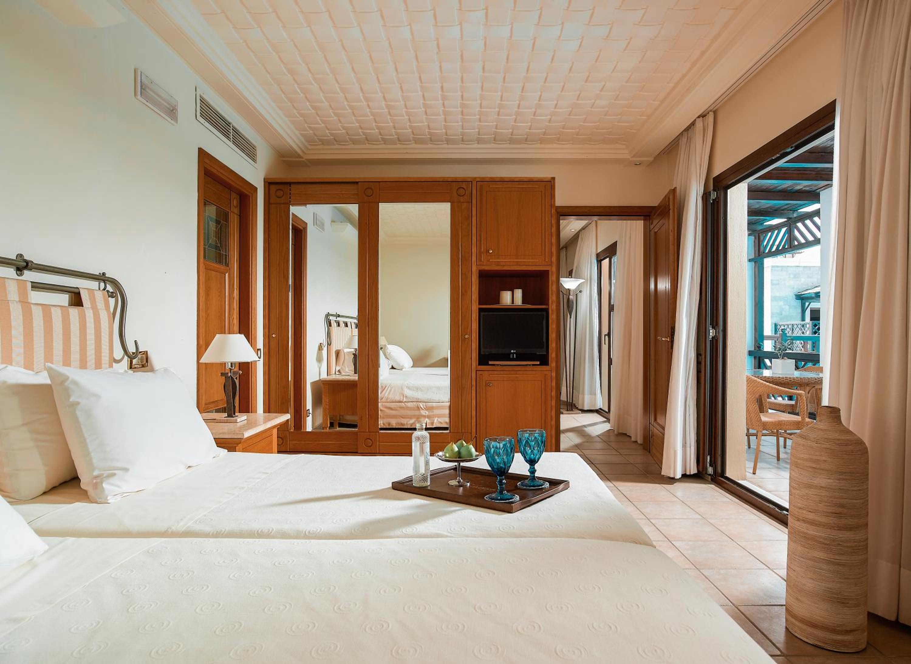 Superior Suite with Sea View - Photo 4