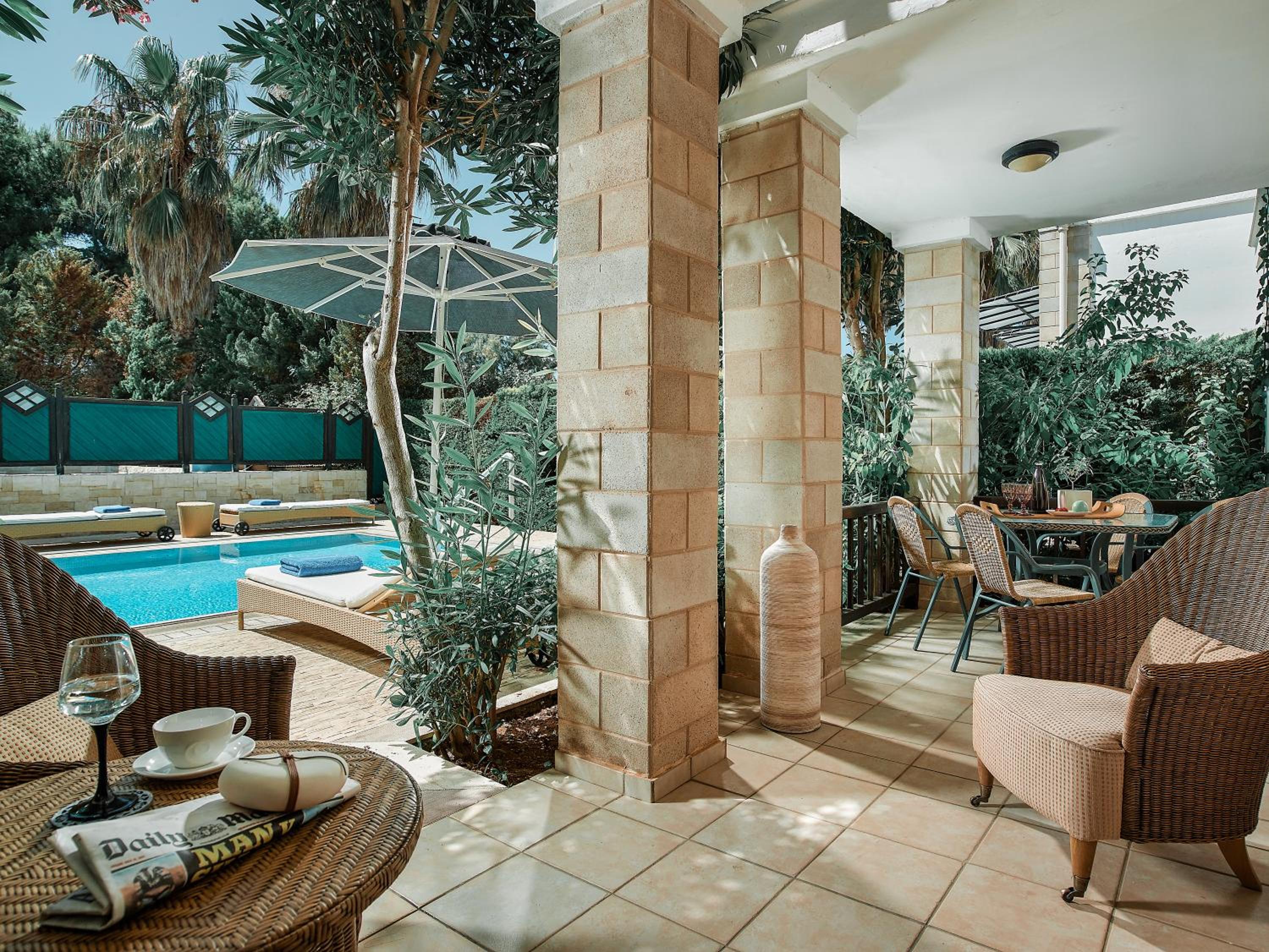 Suite with Pool View - Photo 4