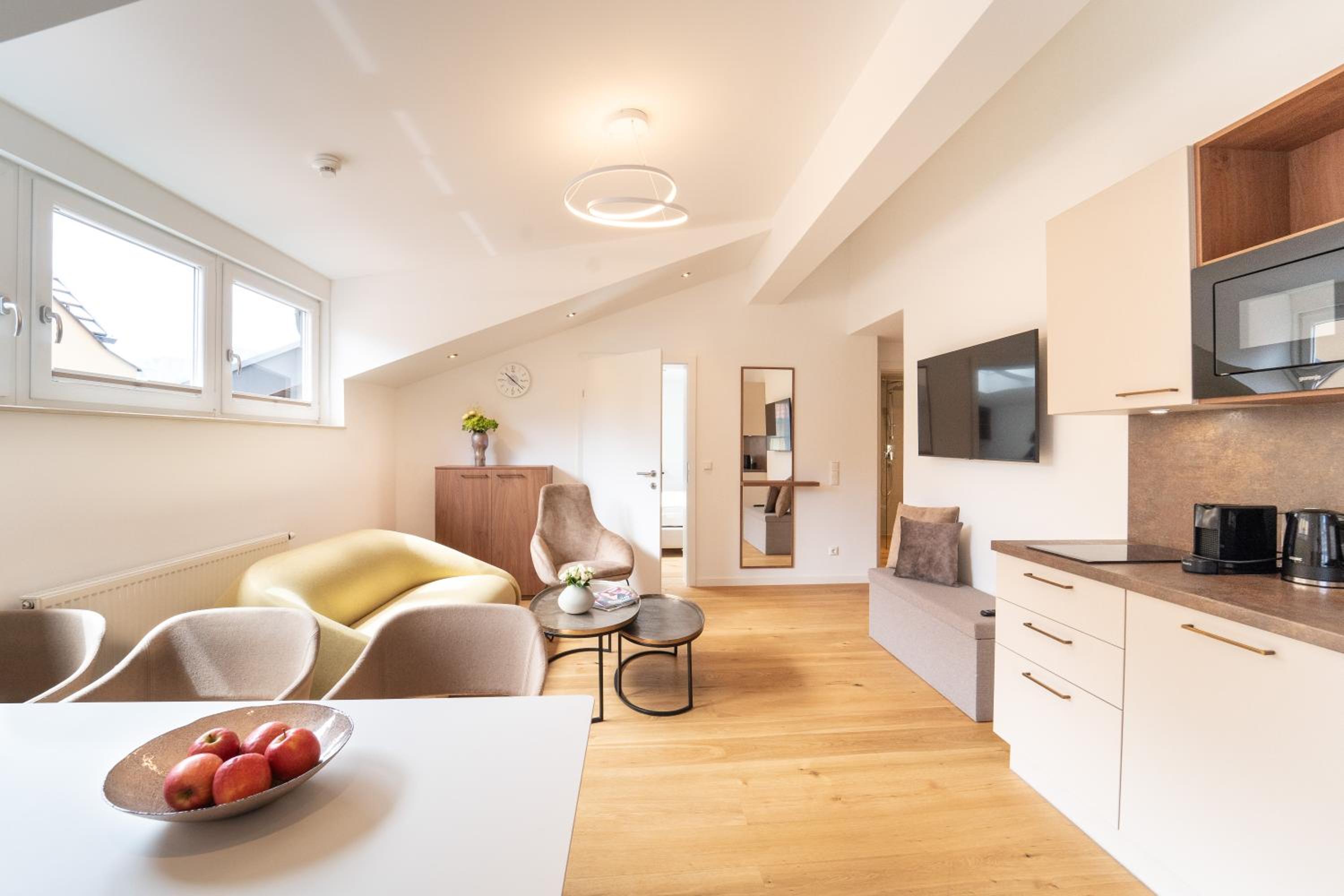 Large Two-Bedroom Apartment with Balcony - Photo 3
