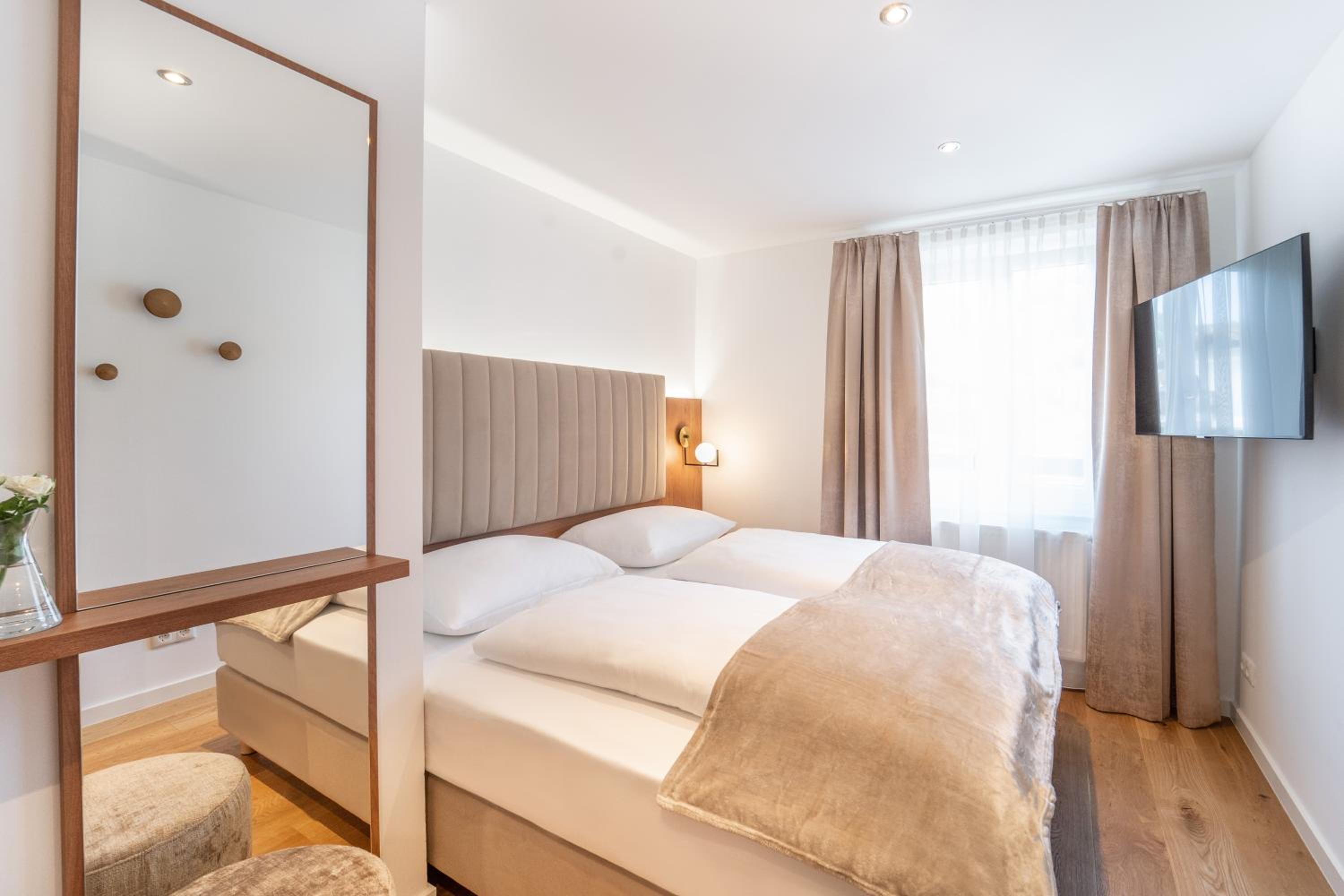 Large Two-Bedroom Apartment with Balcony - Photo 4
