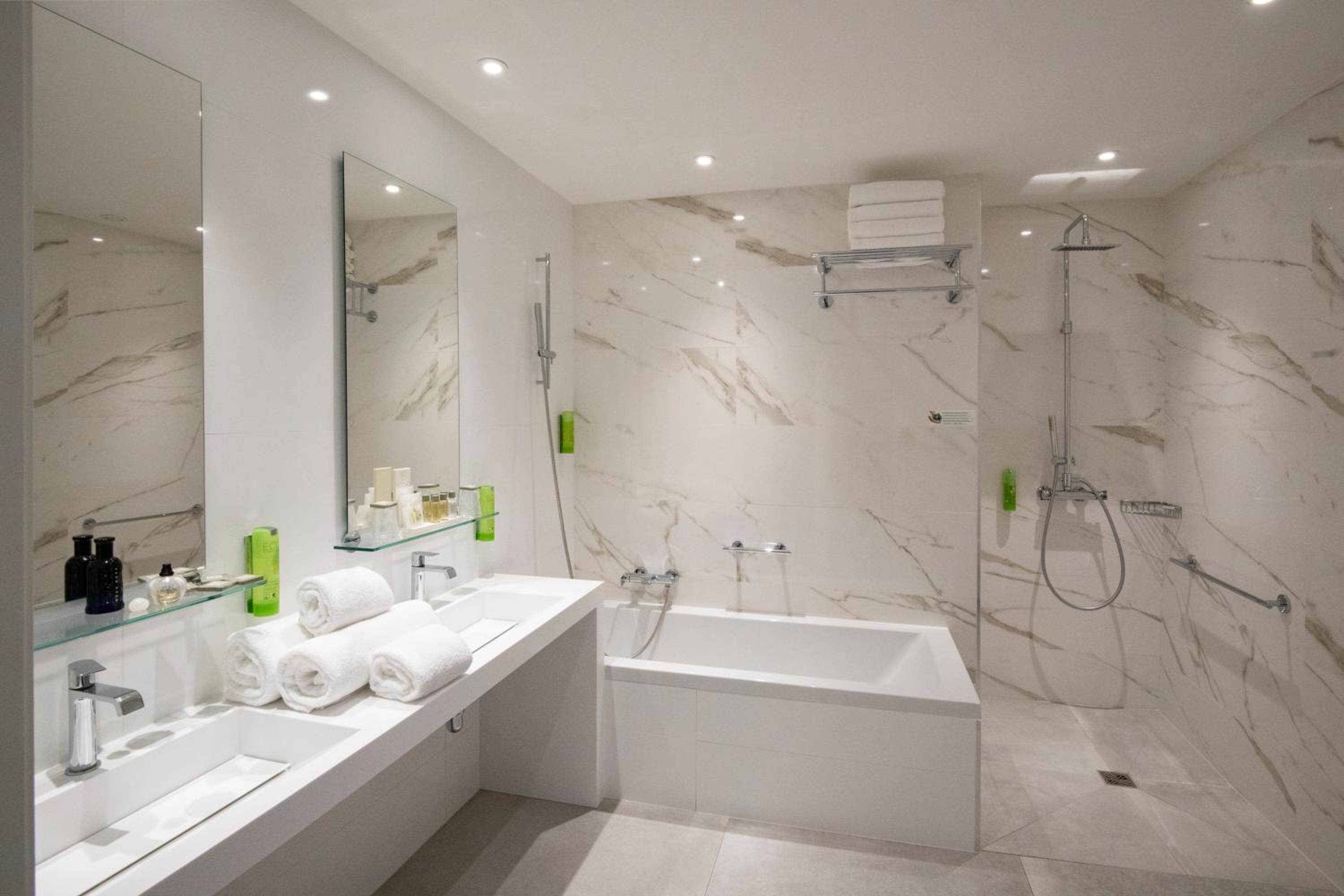 Suite - Photo 2