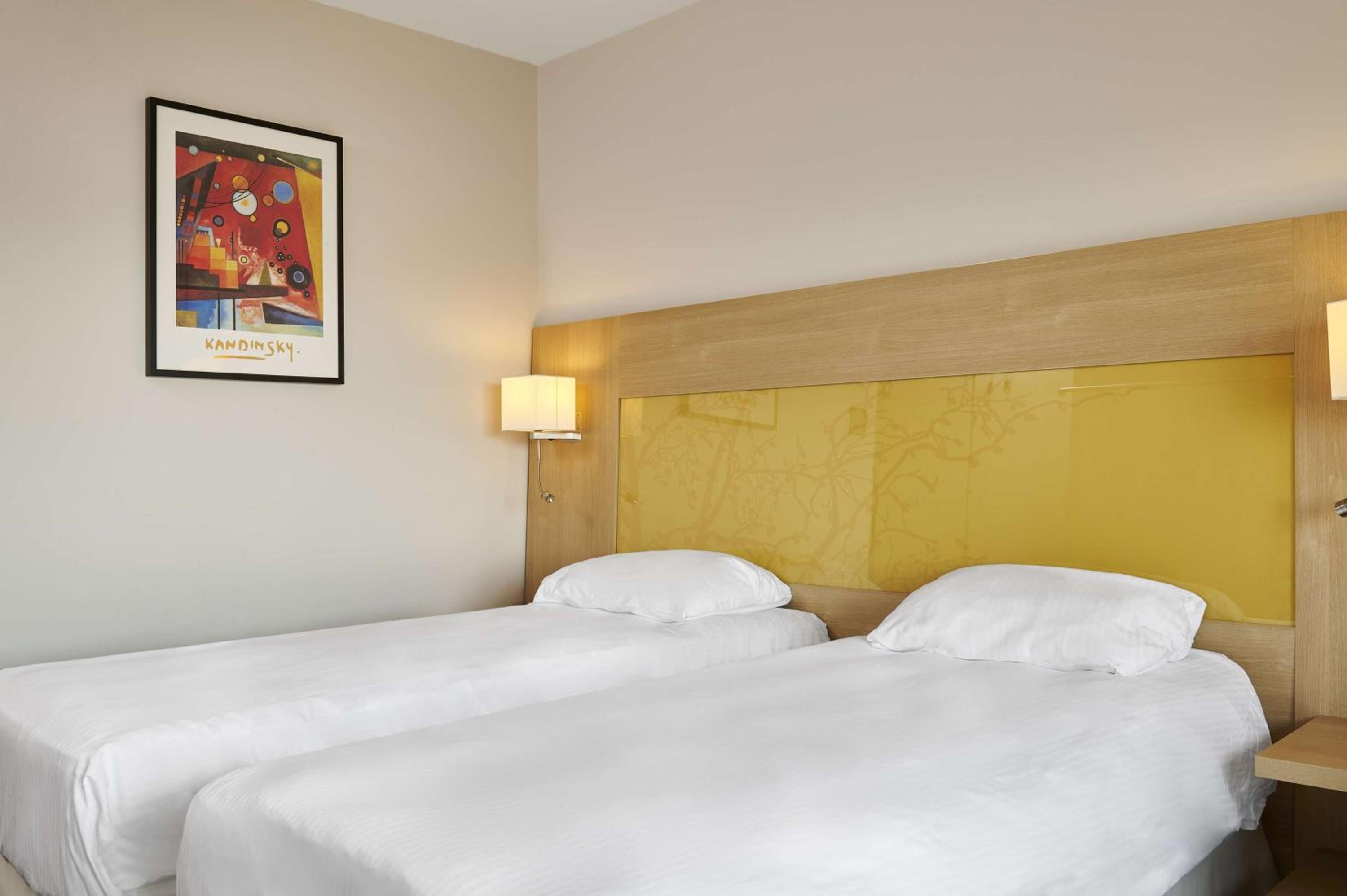 Standard Room With Airport View - Photo 3