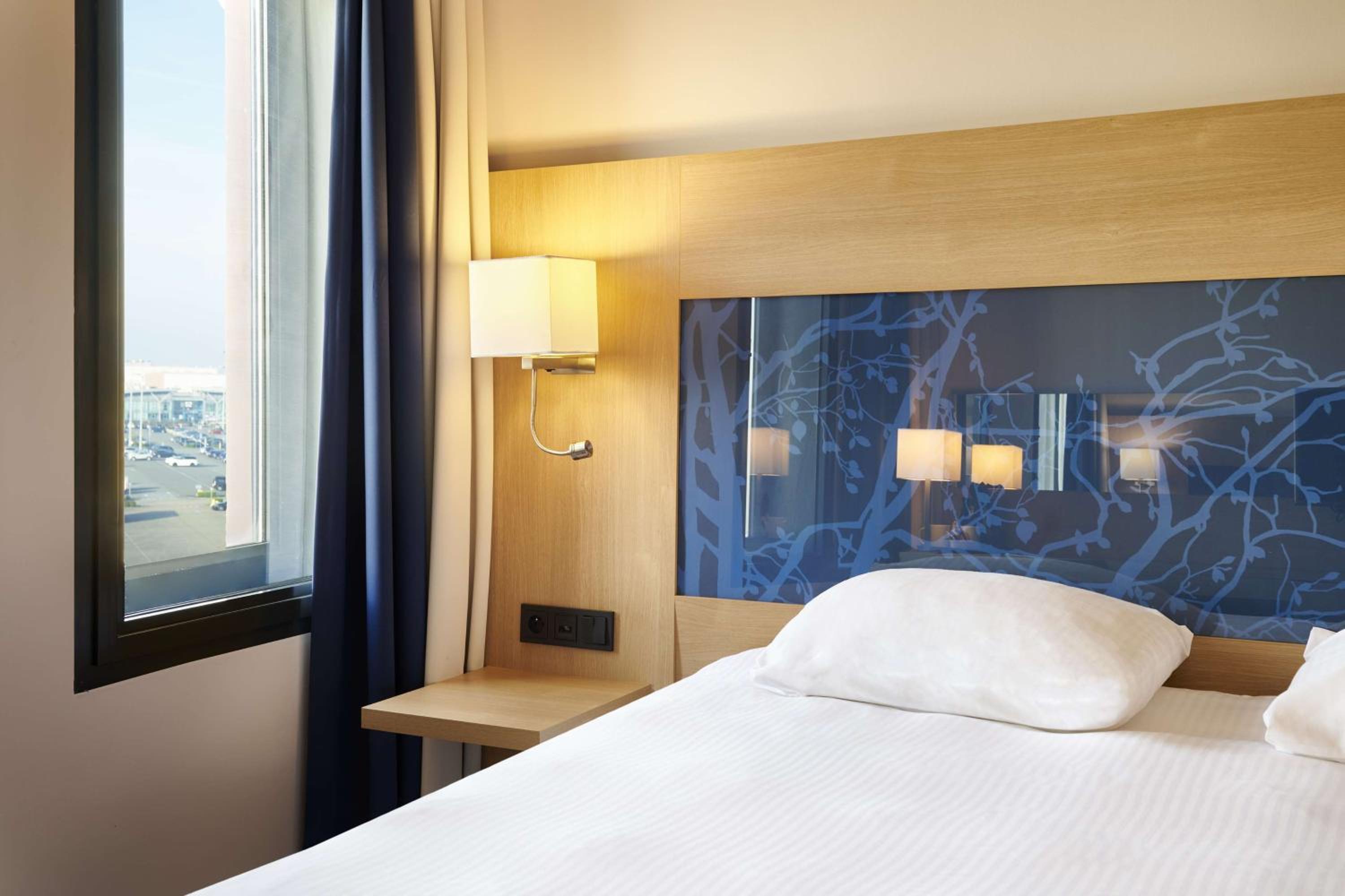 Standard Room With Airport View - Photo 5