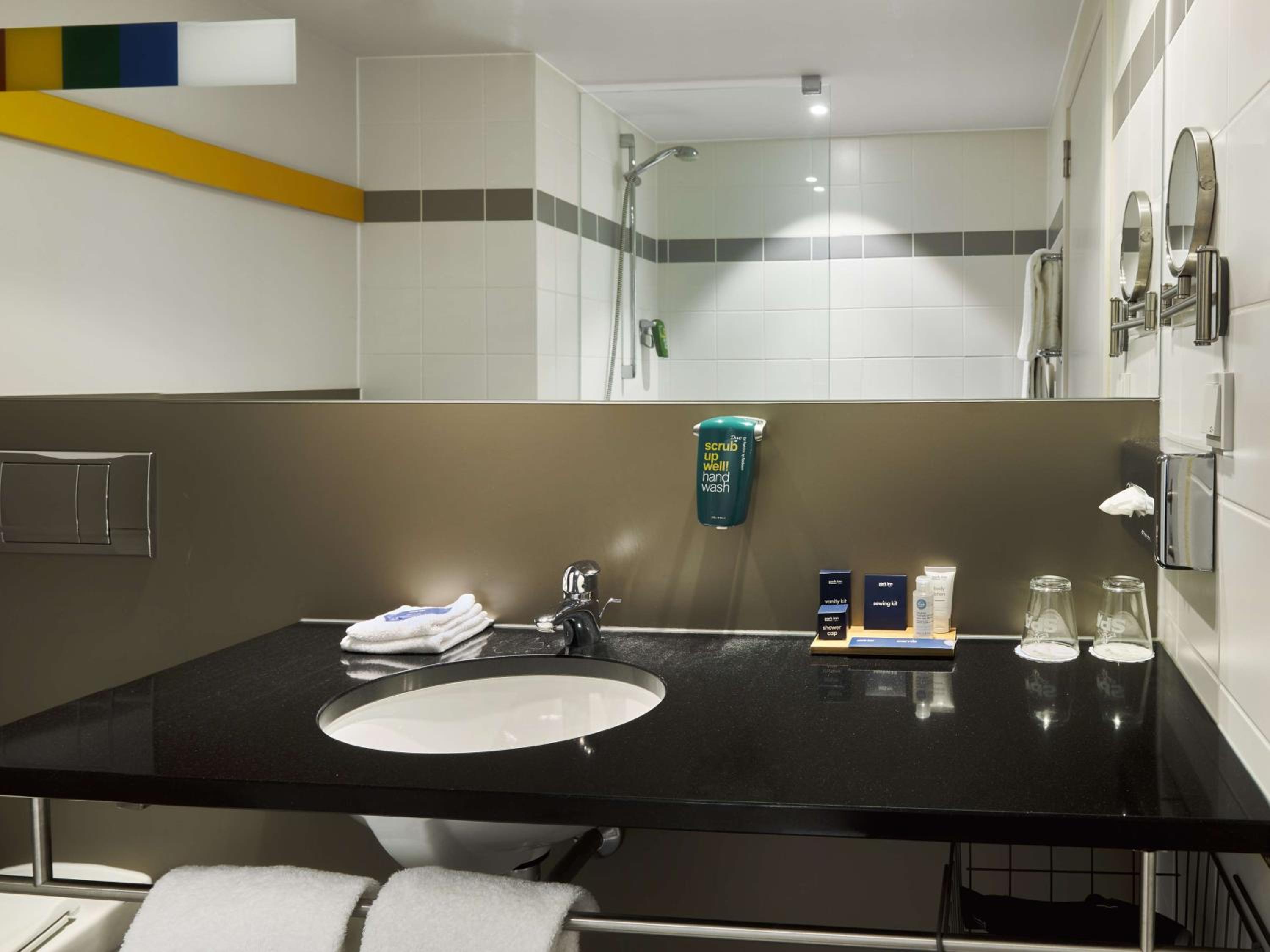 Standard Room With Airport View - Photo 2