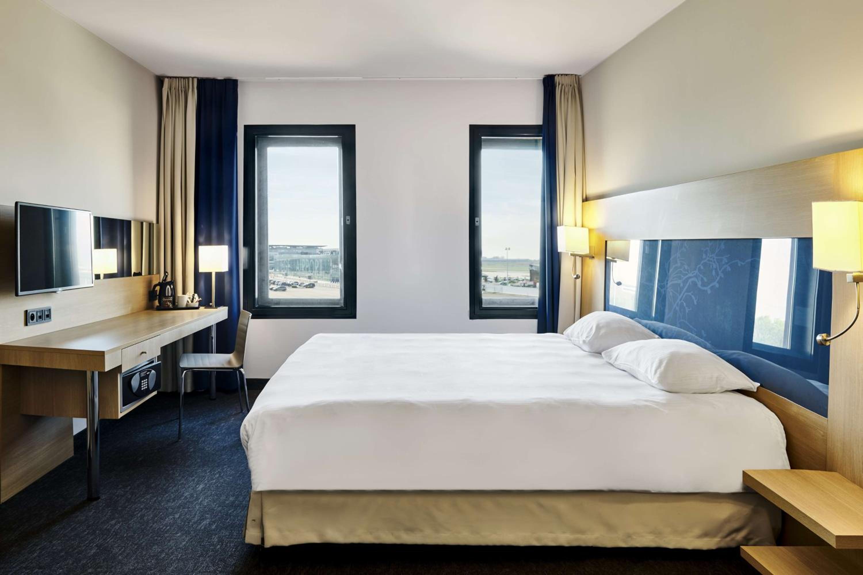 Standard Room With Airport View - Photo 7